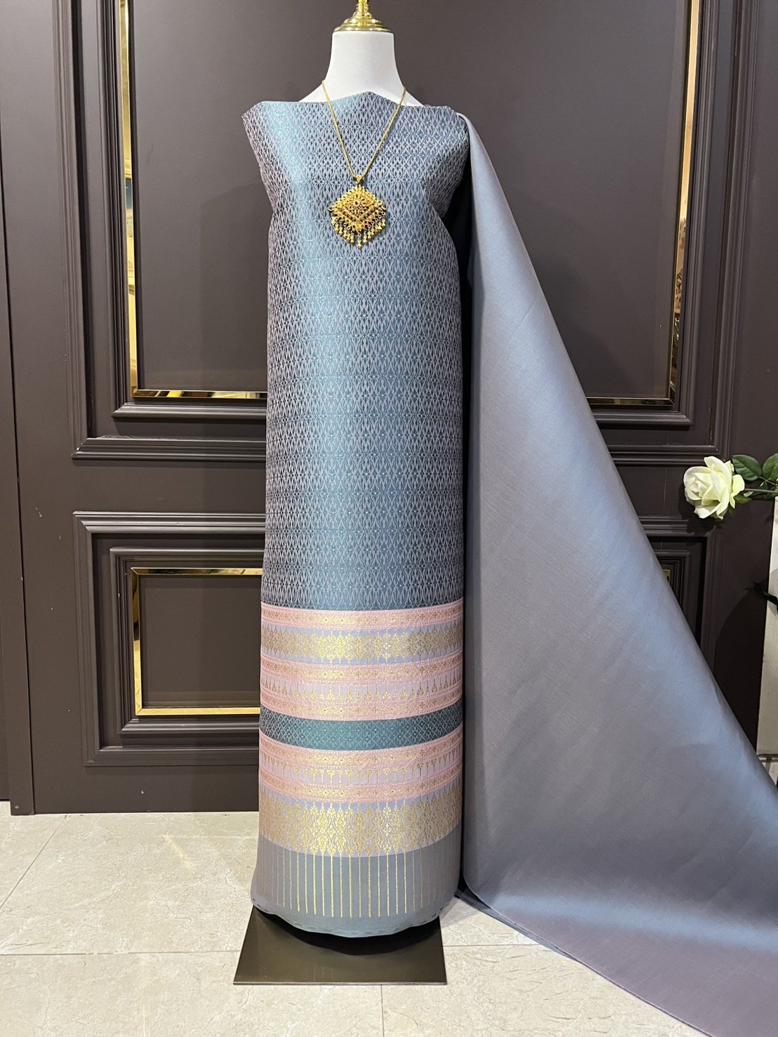 (ผ้าชุด)ผ้าไหมยกดอกลำพูน เกาะเชิงดิ้นทอง ขนาด 1.02x4.33เมตร ลายช่อชัยพฤกษ์ พื้นสีเขียวหัวเป็ดอมเทา รหัส N90-29-TR0481