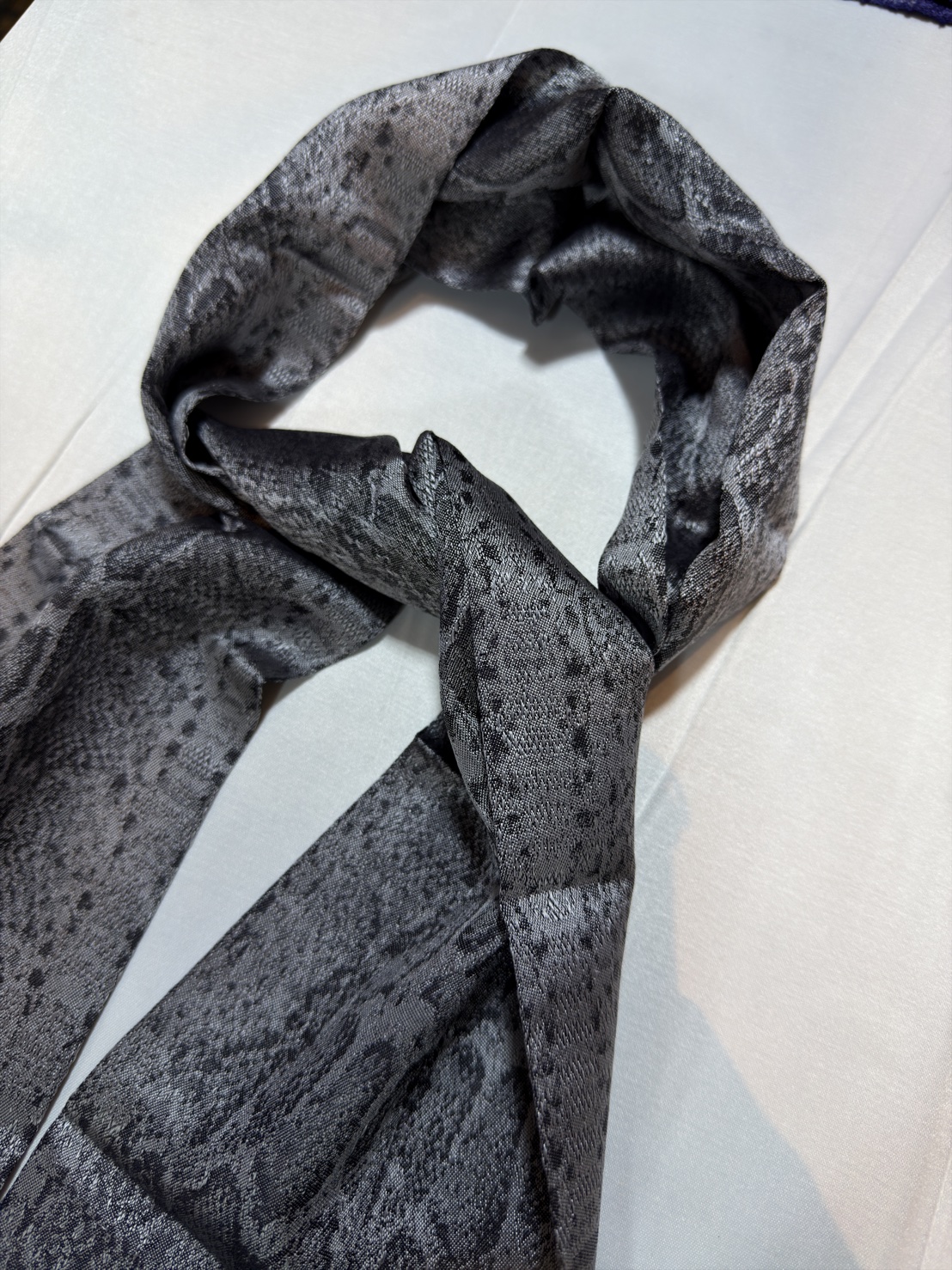 ผ้าพันคอไหม ขนาด 16x156ซม. มีนางหน้าชายครุย ลายโฮลนาคา พื้นสีเทาดำ L4E-76-12046815