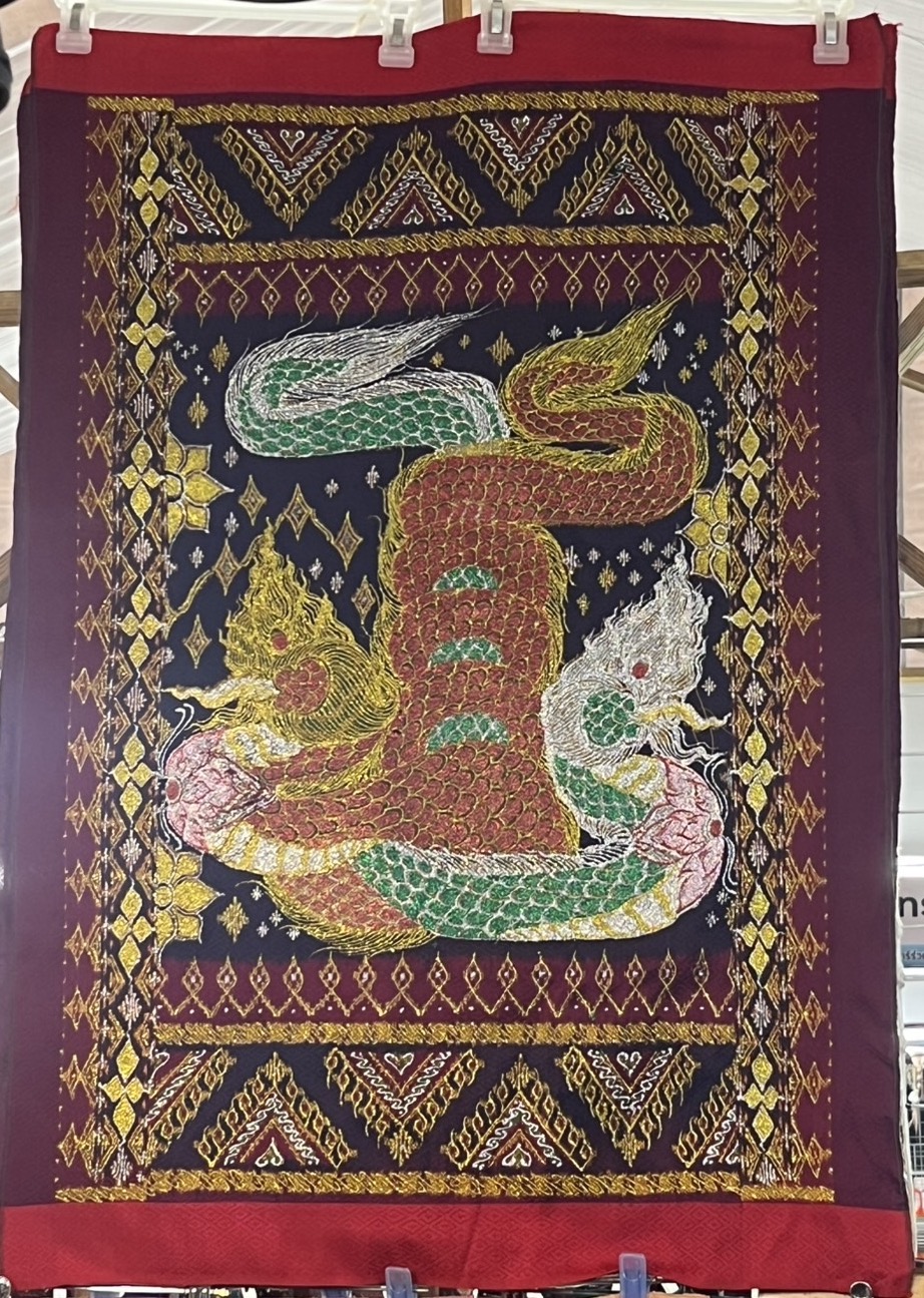 ผ้าไหมมัดหมี่ทอยกดอก 6ตะกอ งานเขียนทอง ขนาด 100x90ซม. ลายพญานาค พื้นสีแดง รหัส M2A-ร้านกลุ่มสตรีทอผ้าบ้านยางจรม นางรำไพ จารัตน์