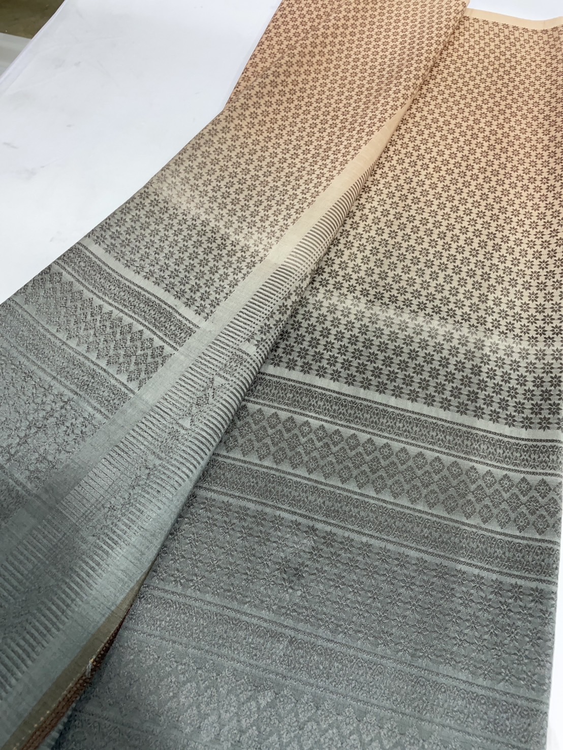 ซิ่น ผ้าไหมยกดอกสุรินทร์ 32ตะกอ ขนาด 1x2เมตร ลายเทพพนม ย้อมสไลด์สีน้ำตาลครีมไข่ - สีเทา รหัส N11-TT-0803682