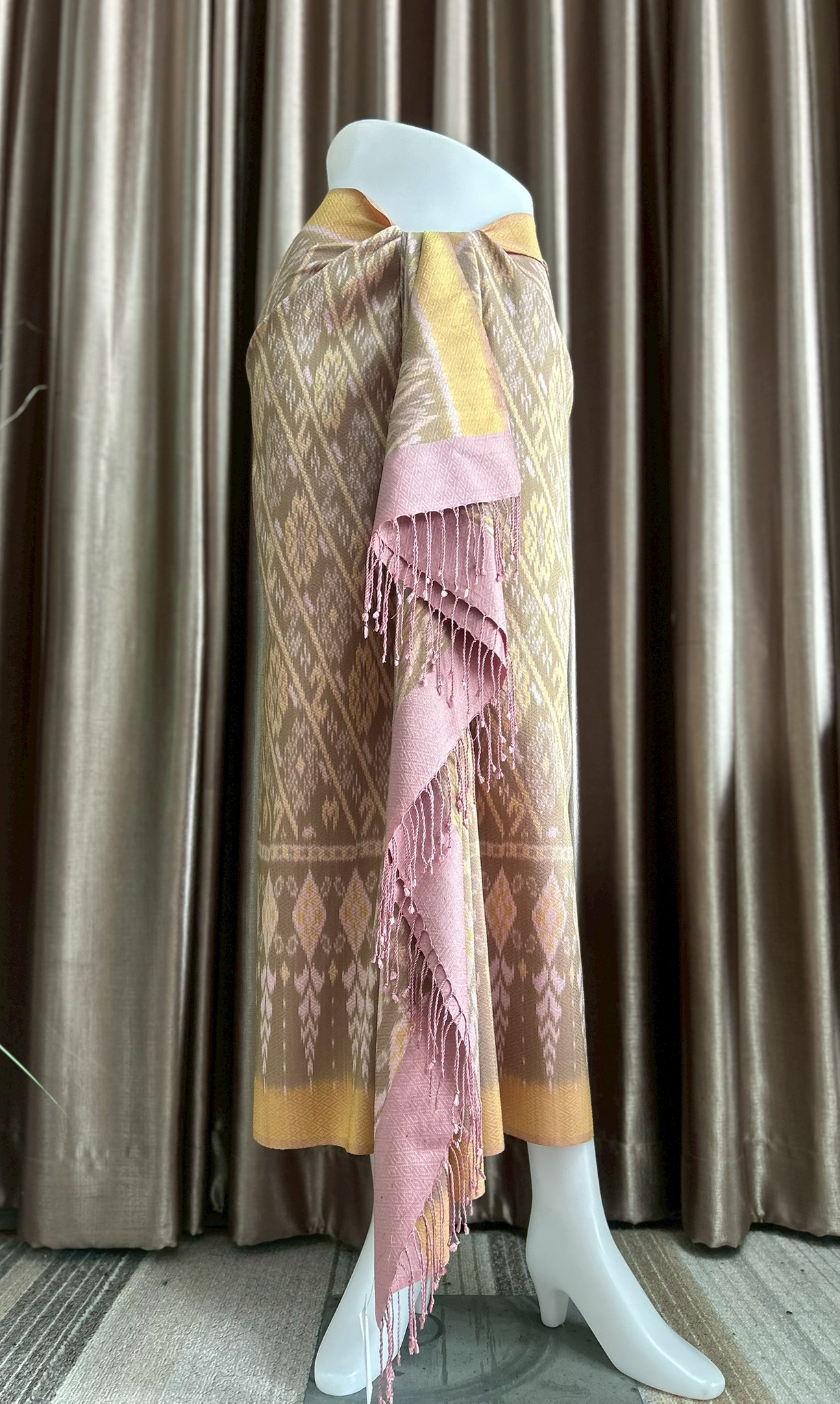 ซิ่น ผ้าไหมมัดหมี่ ทอยกดอก 6ตะกอ ขนาด 1x2 เมตร ลายสิริราชพัสตราภรณ์ สีเหลืองนวล รหัส PCS-PK-10066811