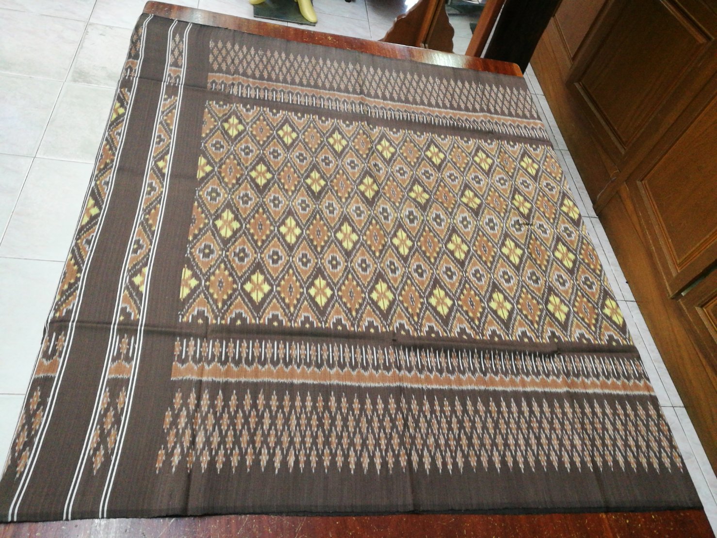 ซิ่น มัดหมี่ 3ตะกอ สีธรรมชาติ ไหมแท้ ขนาด 1x2เมตร มีหน้านางชายครุย ลายดอกมะเขือ รหัส M3P-NY1102651