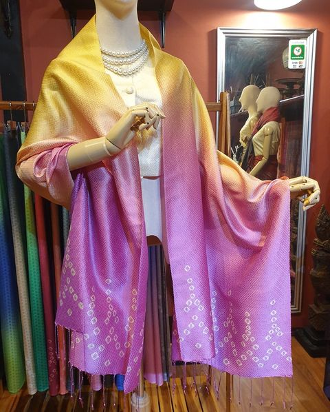 พรีออเดอร์ 3-7วัน ผ้าคลุมไหล่ไหม ยกดอก มัดย้อม ไล่เฉดสี ขนาด 65x200ซม. พื้นสีเหลือง-สีม่วงชมพู รหัส ZYE-TT09306620411