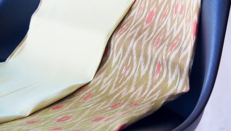 (ผ้าชุด) ผ้าไหมมัดหมี่ไหมแท้ (ผ้าลาย2หลา+สีพื้น2หลา) พื้นสีเขียว รหัส M2B-CT-102430