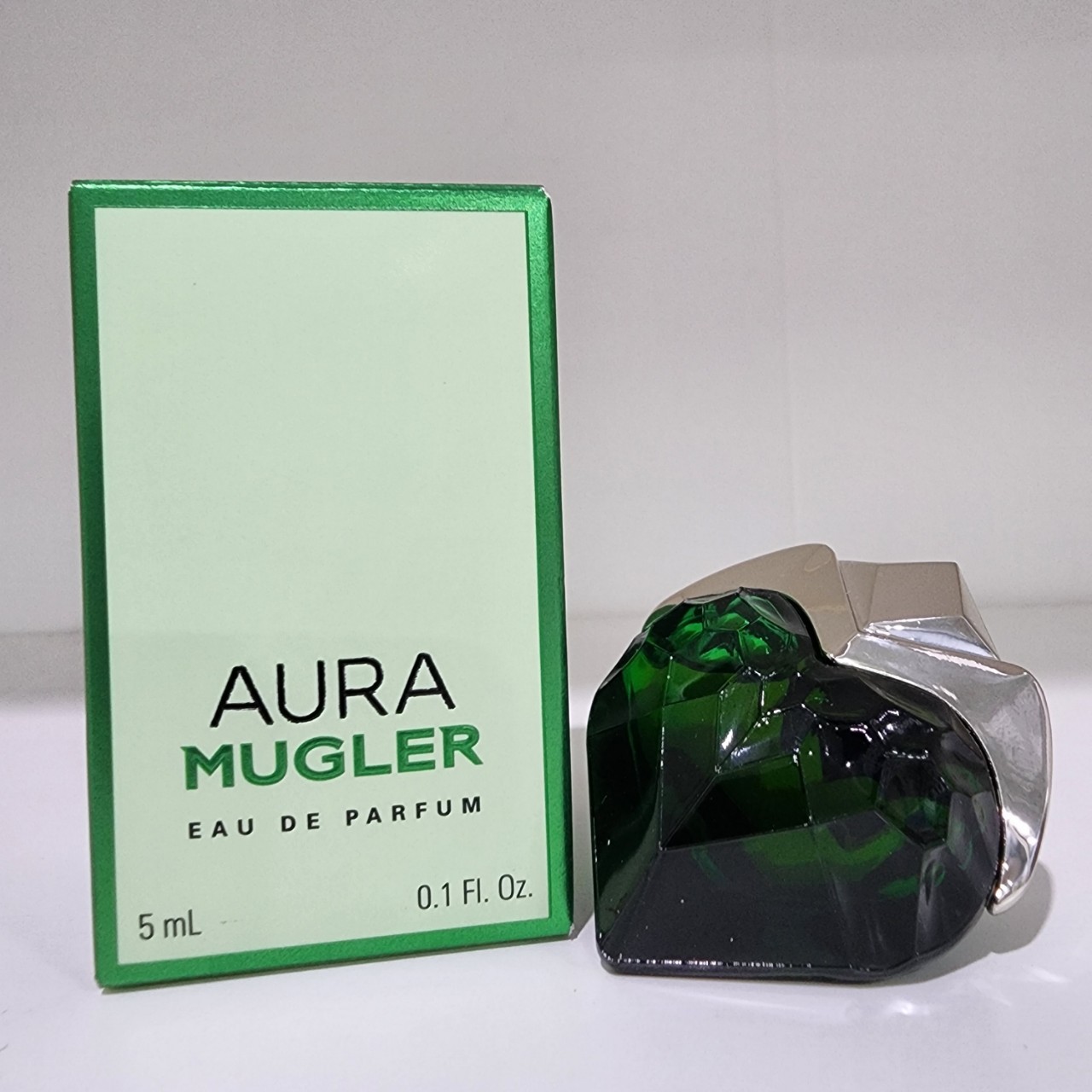 น้ำหอมจิ๋วมินิ Thierry Mugler Aura edp (EAU DE PARFUM) 5ml แบบแต้มมีกล่อง ( Mini Perfume น้ำหอมขนาดพกพา) น้ำหอมจิ๋วมินิ ขวดน่ารัก ตั้งโชว์ก็สวย พกพาก็สะดวก หัวแต้มตามจุดชีพจร