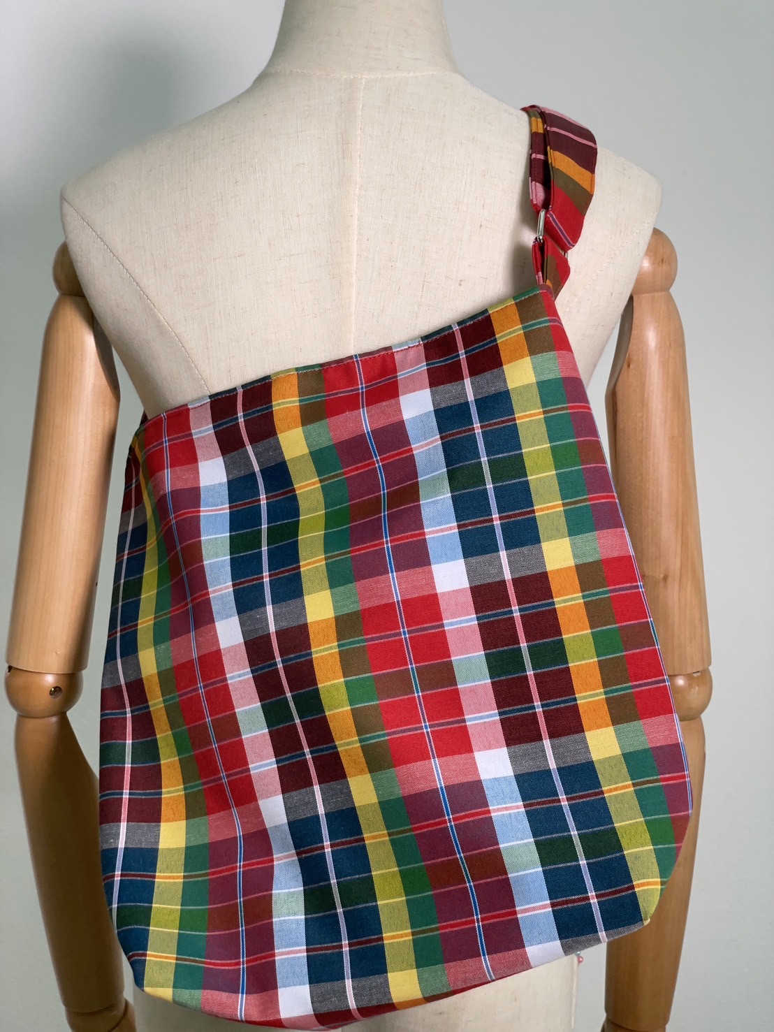 สั่งตัด กระเป๋าสะพายข้าง ขนาด4x14x13 นิ้ว (ไม่รวมผ้า) รหัส CUT-GO-26