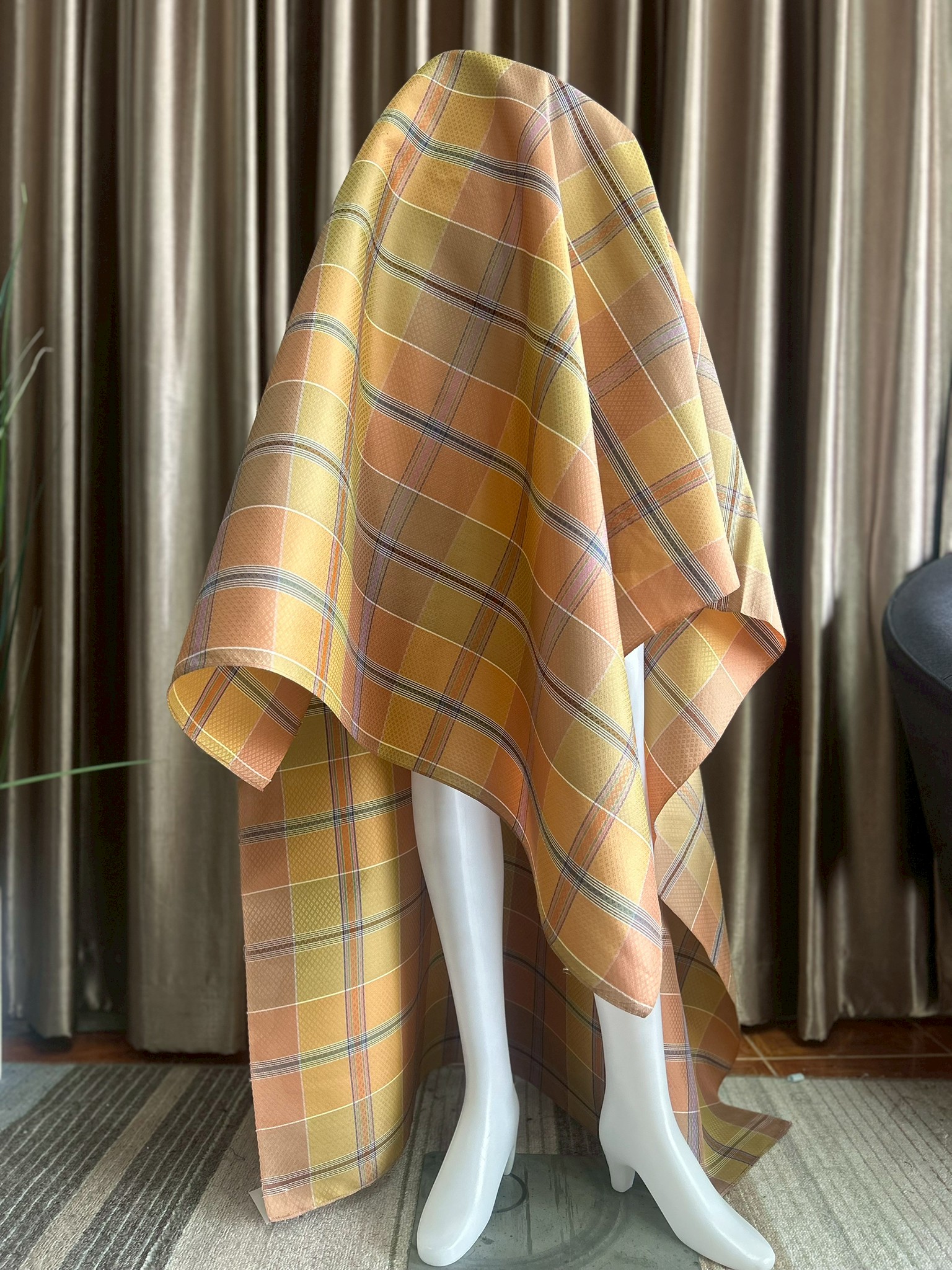 ผ้าไหมโสร่ง ทอยกดอก 6ตะกอ สีส้มพาสเทล รหัส R1B-PK-1121682