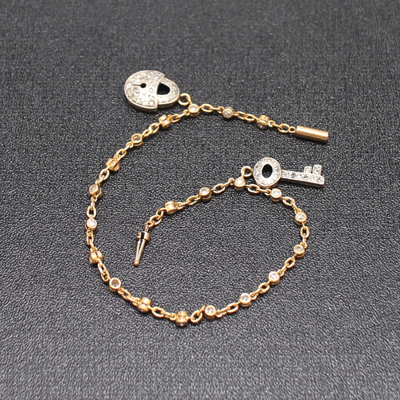 BL25157 สร้อยข้อมือแม่กุญแจ เพชรกุหลาบ 0.80 กะรัต ทองแท้ 18k นน.รวม 4.5 กรัม ยาว 17.5 ซม.