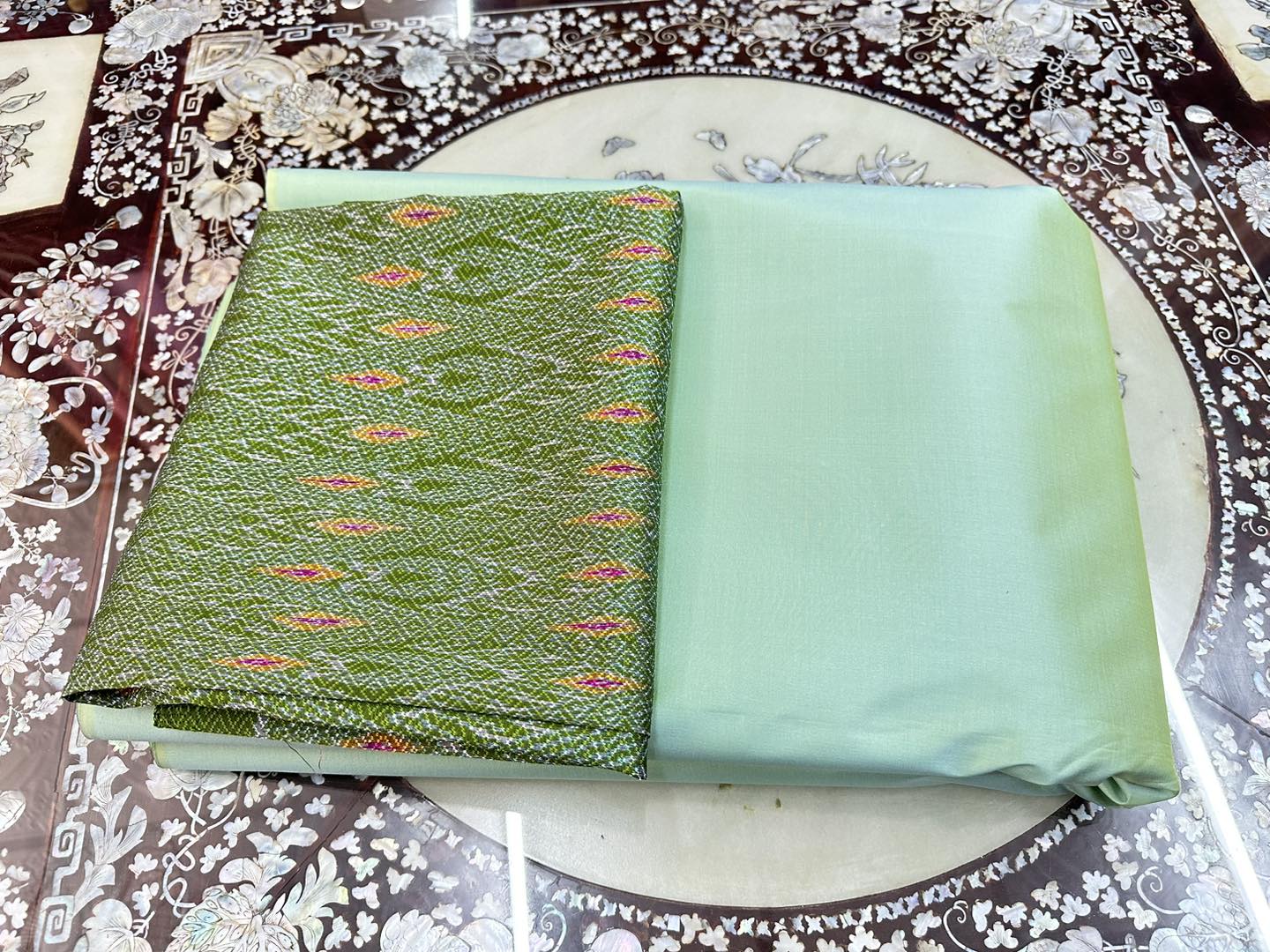 (ผ้าชุด)ผ้าไหมมัดหมี่ยกดอก 6ตะกอ (ผ้าลาย 2เมตร+สีพื้น 2เมตร) สีเขียวทองอ่อน รหัส L8A-ST-1228661