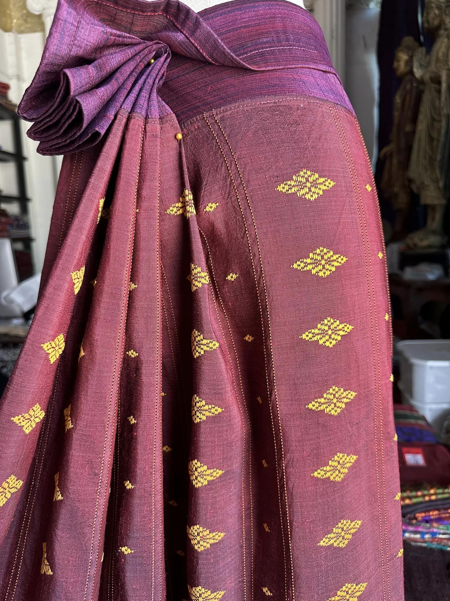 ซิ่น ผ้าซิ่นอัญญานาง ไหมบ้านทอมือ สีธรรมชาติ ขนาด 115x200ซม ลายดอกแก้วจำปาศักดิ์ พื้นสีแดงอมม่วง รหัส N9-SIL0531664