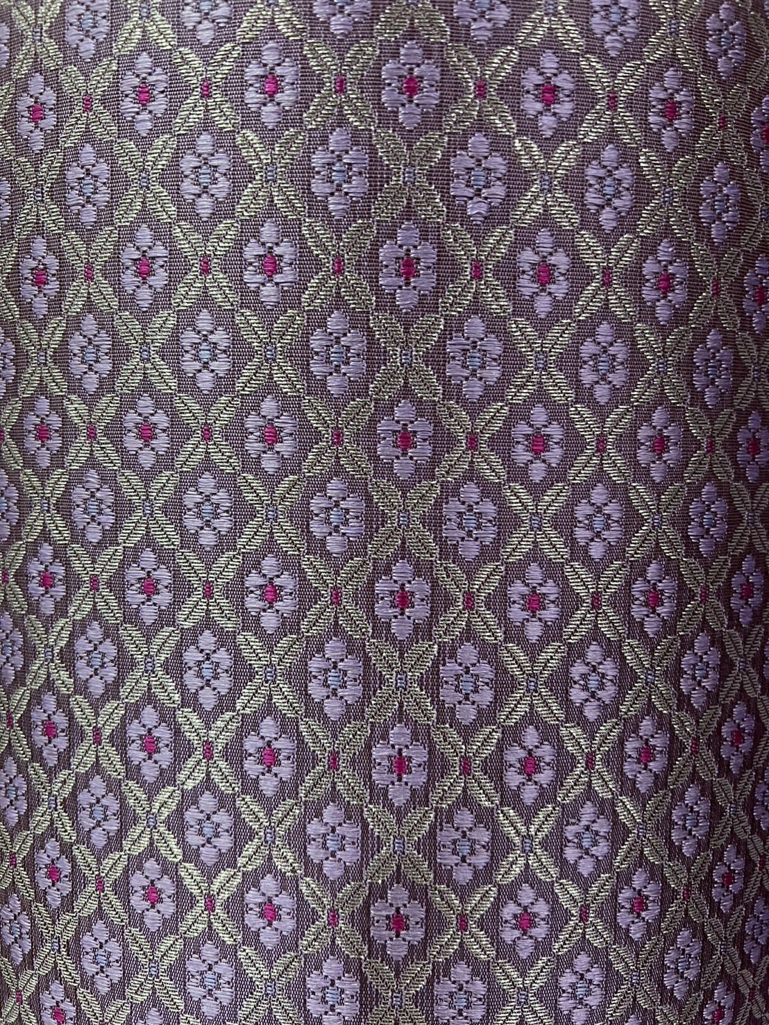 (ผ้าชุด)ผ้าไหมยกดอกลำพูน ยกดอกดิ้นเงิน ขนาด 1.02x4.44เมตร ลายแก้วกัลยา พื้นสีม่วง รหัส N90-29-TR0498