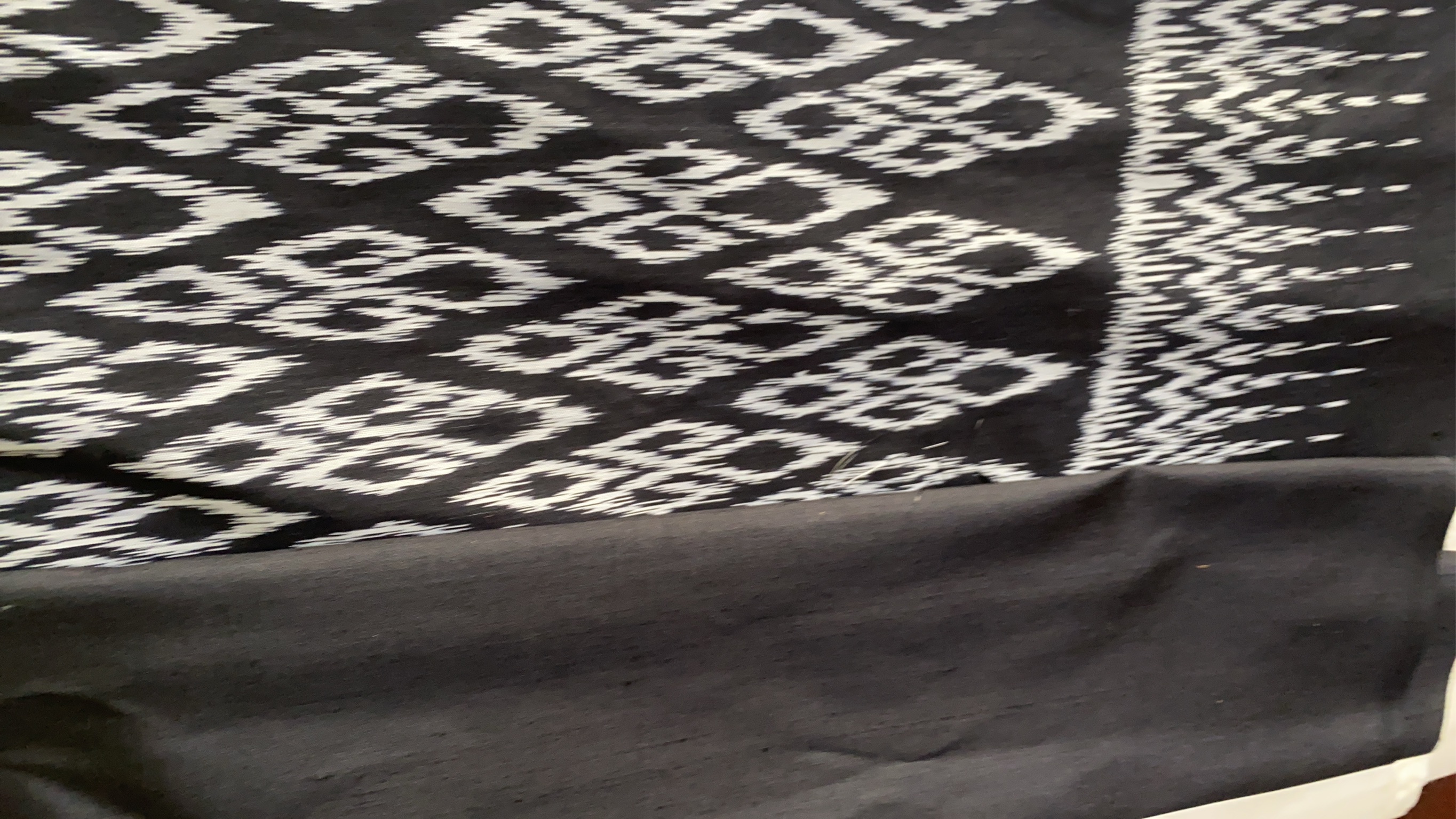 (ผ้าชุด)ไหมมัดหมี่ สองตะกอ ไหมแท้ (ผ้าลาย2หลา+สีพื้น2หลา) สีดำ รหัส M2B-148-112668