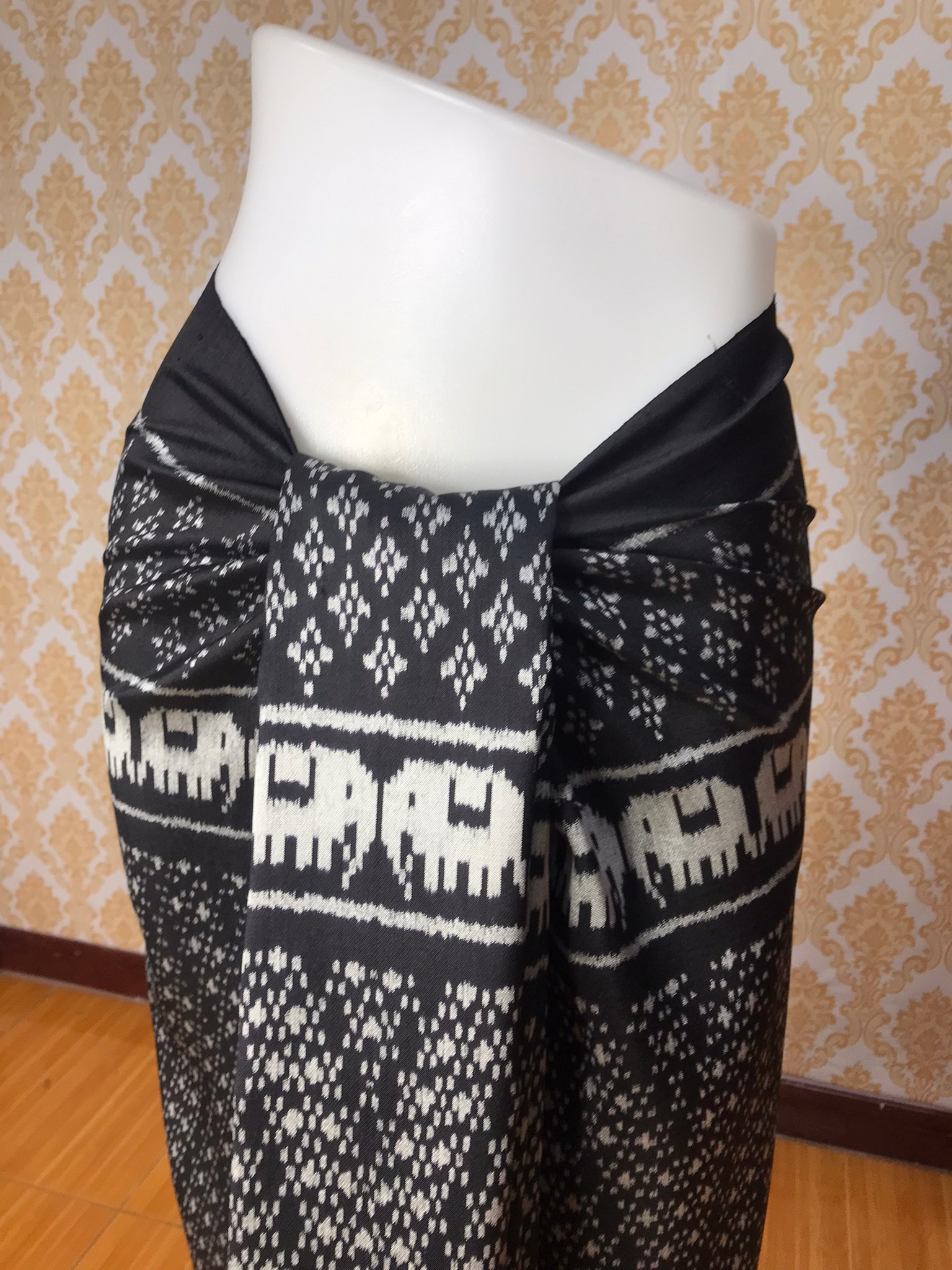 (ผ้าชุด)ไหมมัดหมี่ 3ตะกอ ไหมแท้ (ผ้าลาย 2เมตร+สีพื้น2เมตร) สีดำ รหัส M3-KN01106616