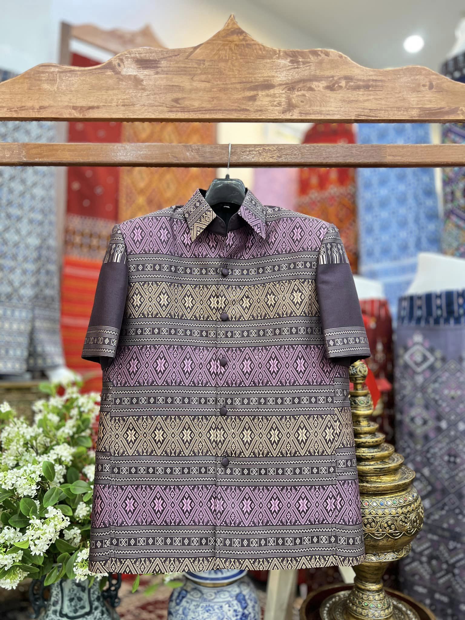 เสื้อสูทไหมแพรวา แขนสั้น พื้นสีม่วงเผือก เลือกตามไซส์ รหัส DR-BM-03086715174