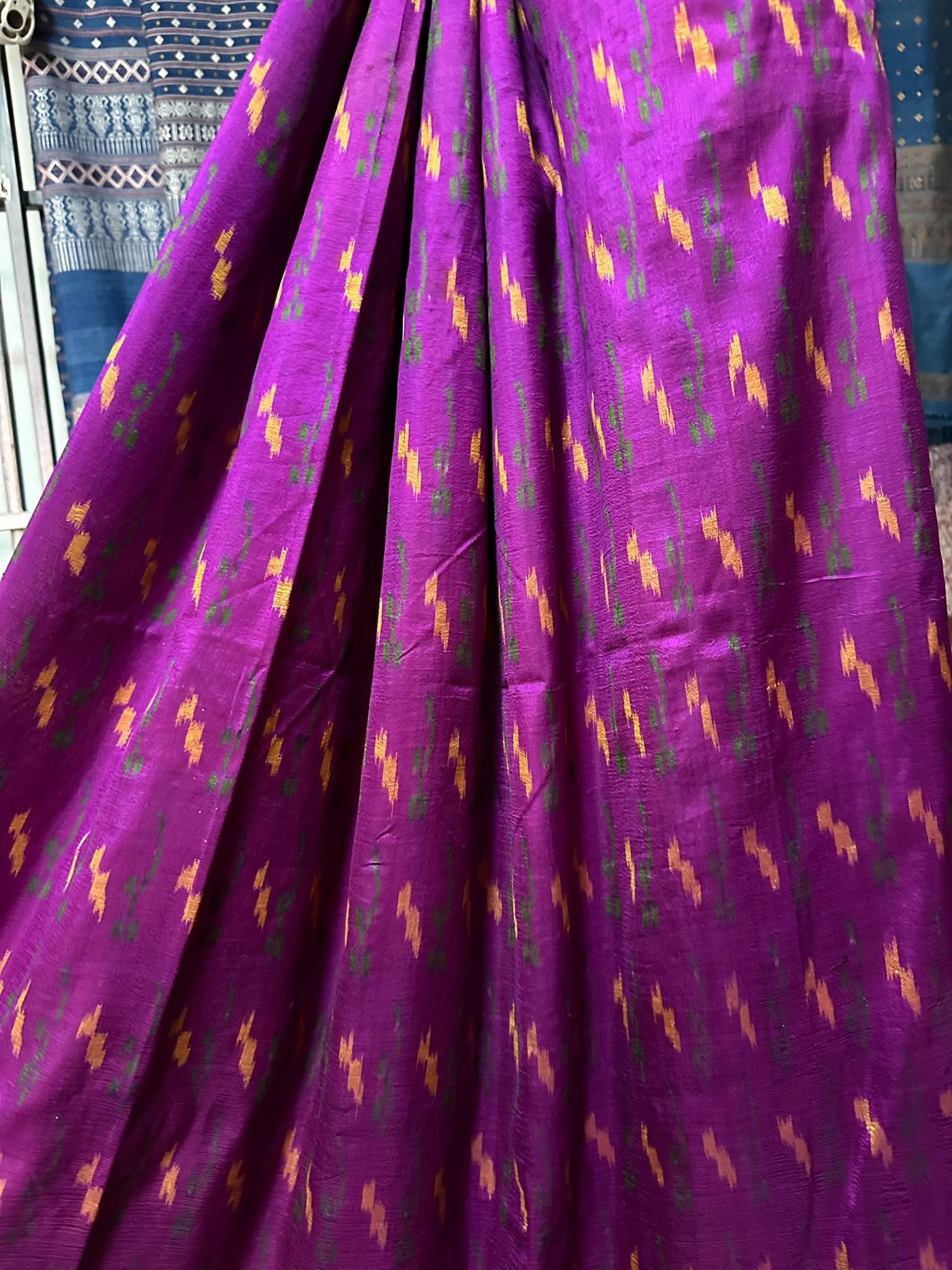 ซิ่น ไหมมัดหมี่ ผ้าปาโตล่า ขนาด 115x210ซม. พื้นสีชมพูเชิงเขียว รหัส N9-SIL-051768A15