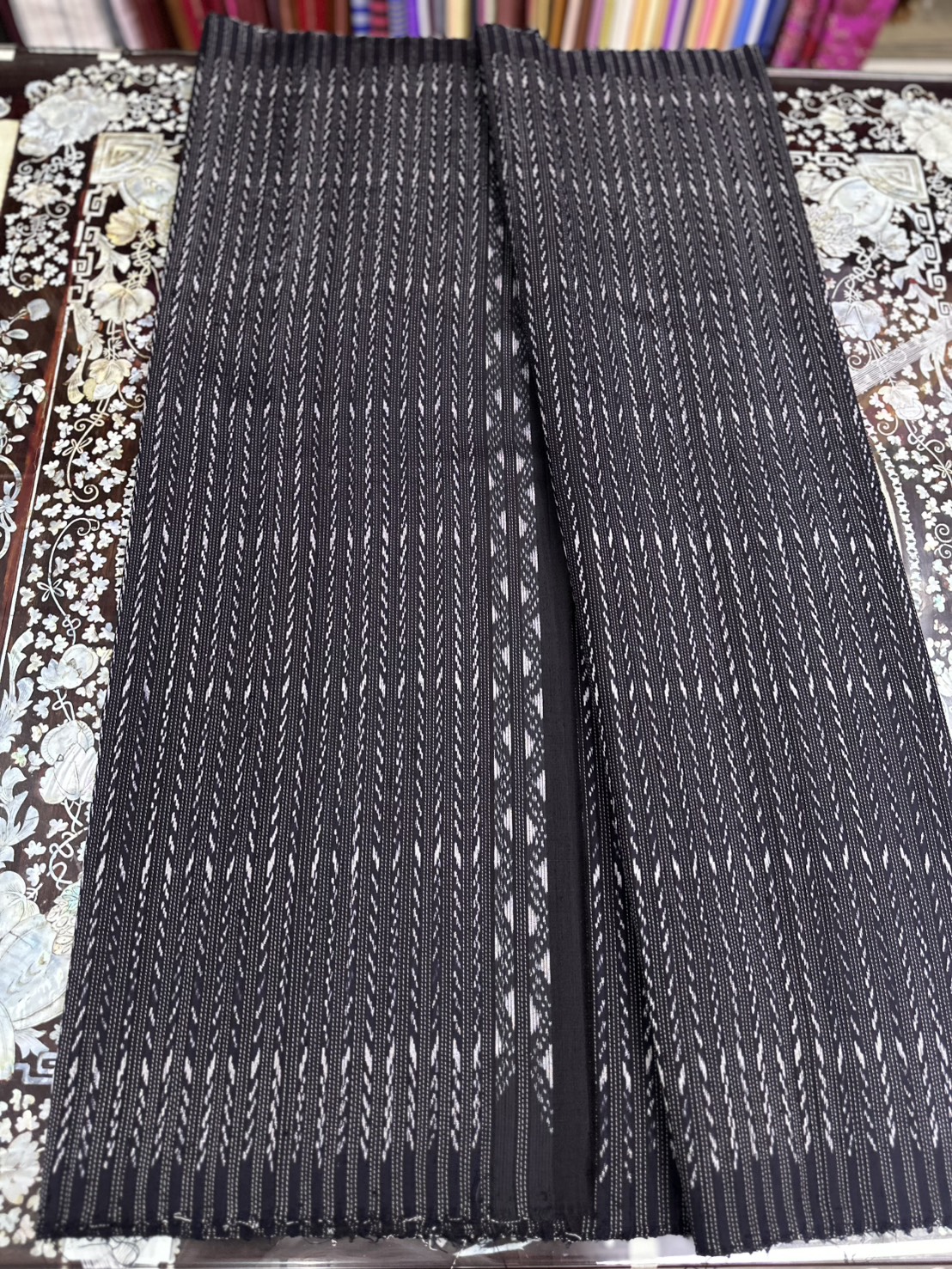 ซิ่น ผ้าไหมมัดหมี่ลายโฮล ขนาด 1x2เมตร สีดำ รหัส R1A-ST-11186815