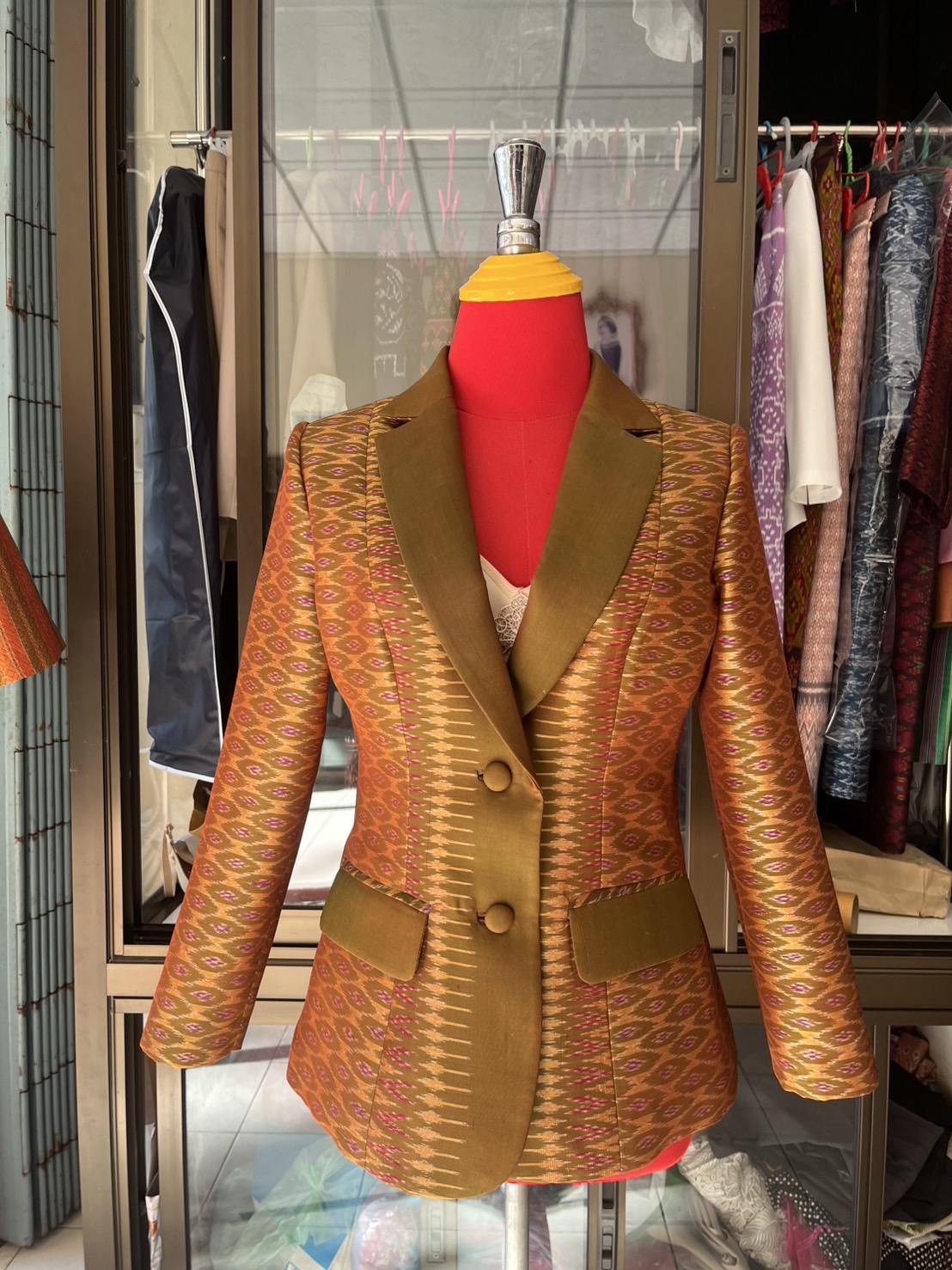 แบบตัด สูทหญิง ผ้าไหม (ไม่รวมผ้า) chobmai x ARW รหัส CUT-ARW-010968