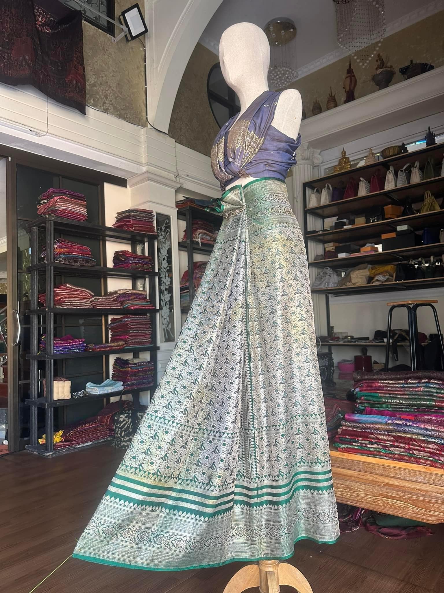 ซิ่น ผ้าปาโตล่ายกเงิน เส้นยืนไหมแท้ ขนาด 113x210ซม มีหน้านาง พื้นสีเขียว รหัส N9-SIL0526661