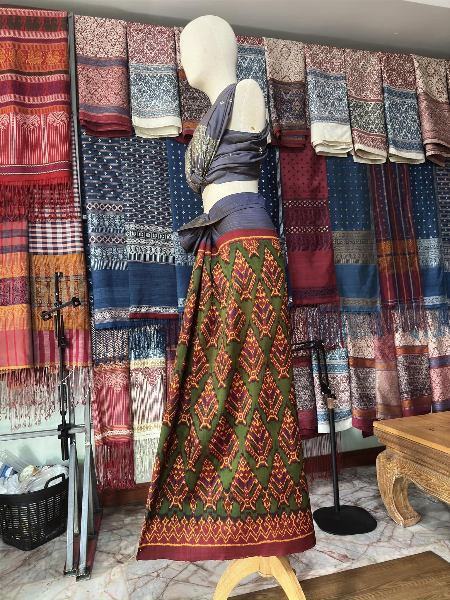 ซิ่น พระตะบอง ผ้าจามทอสามตะกอ ขนาด 110x140ซม พื้นสีแดง รหัส N9-SIL-AJ9