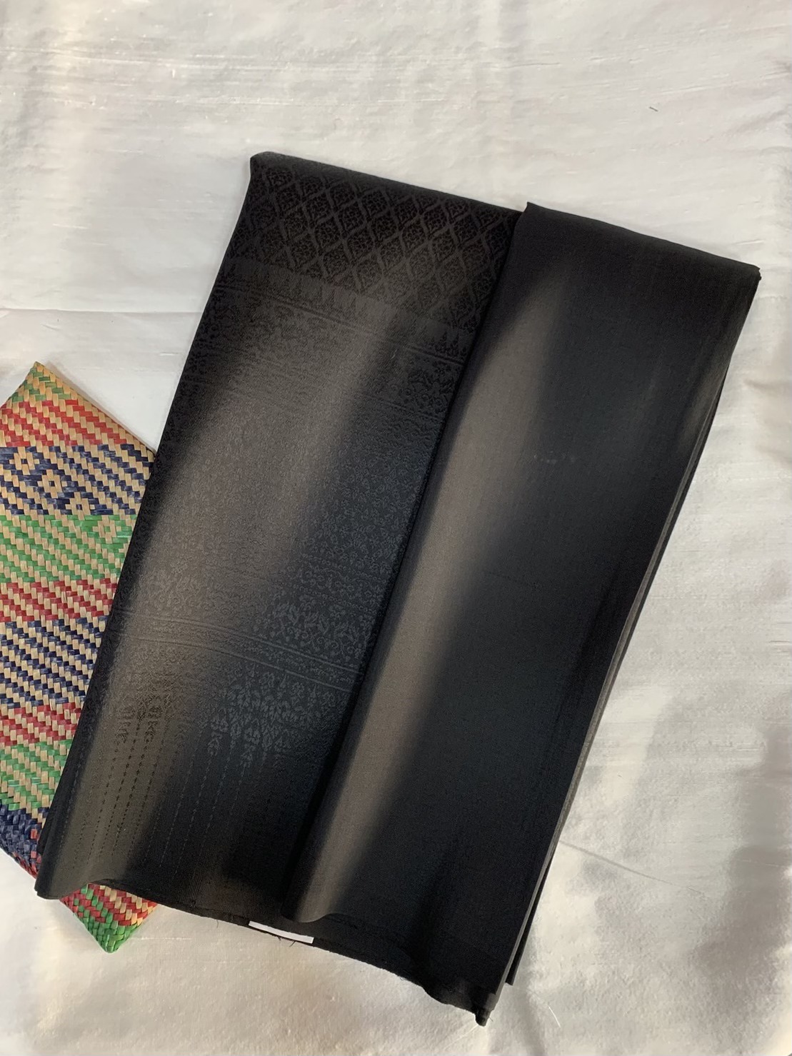 (ผ้าชุด)ไหมยกสุรินทร์ ขนาด 1x4เมตร (ลาย 2เมตร+สีพื้น 2เมตร) สีดำ รหัส N10-AA10186617041