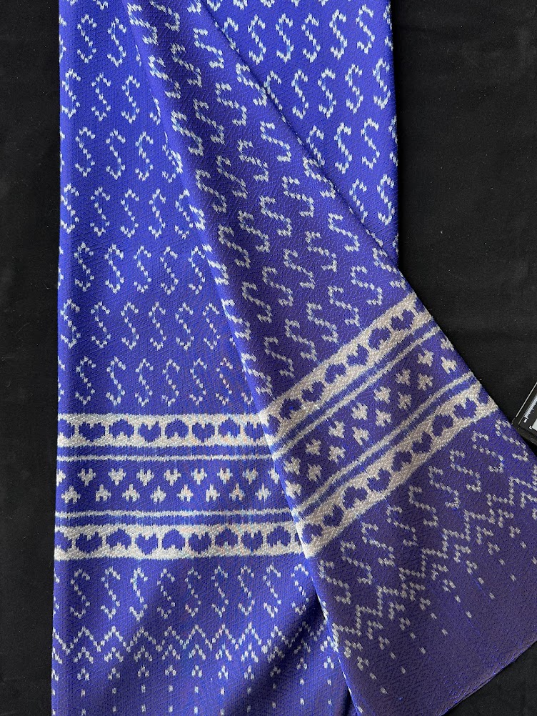 ซิ่น ผ้าไหมมัดหมี่ ทอยกดอก 6ตะกอ ขนาด 1x2 เมตร ลายขอพระราชทาน สีน้ำเงิน รหัส PCS-NY-11226816