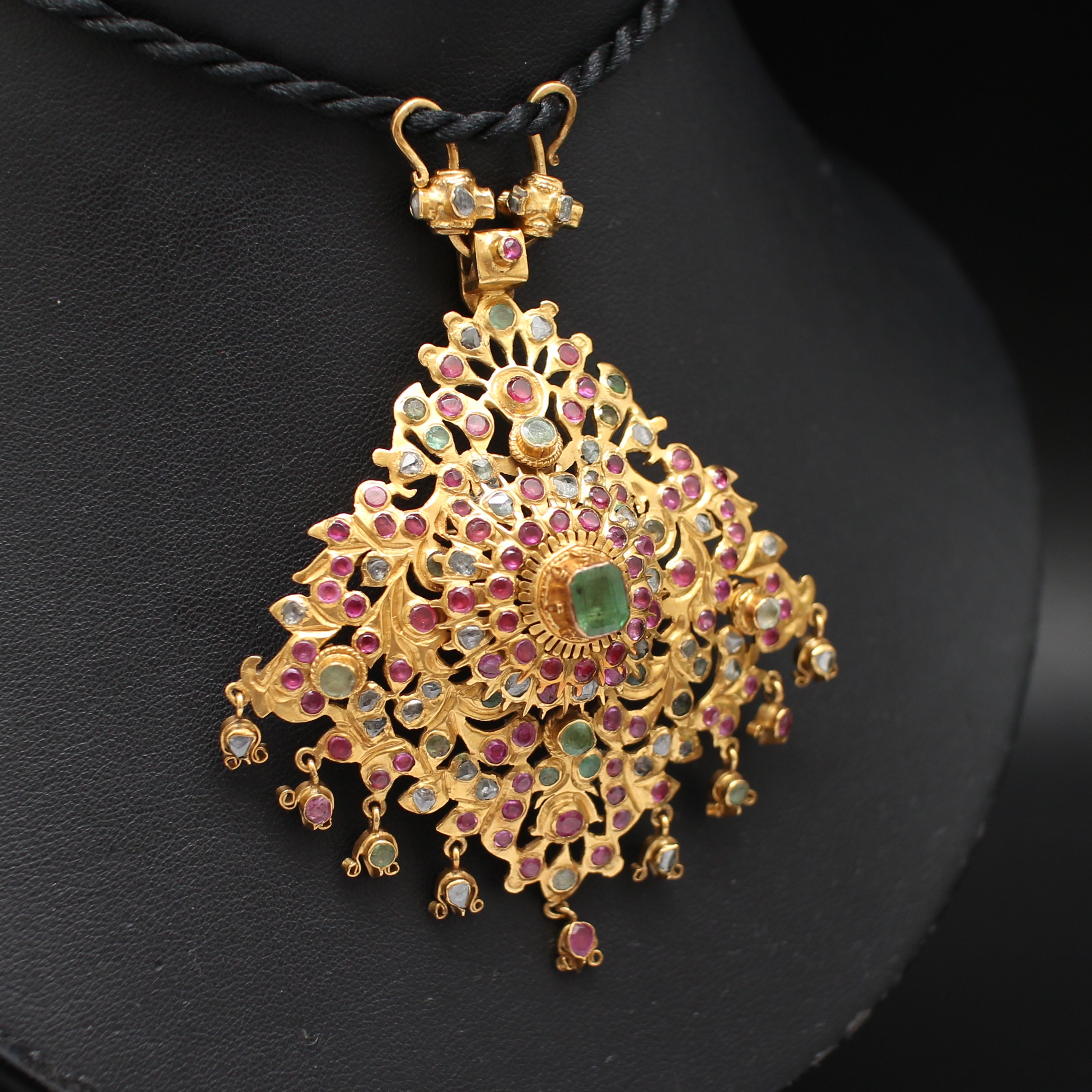 PD25081 จี้อุบะพร้อมเข็มกลัดสามสีตุ้งติ้ง ทับทิม มรกต เพชรซีก ทองแท้ 90% นน.รวม 43.9 กรัม งานสวยมากๆ