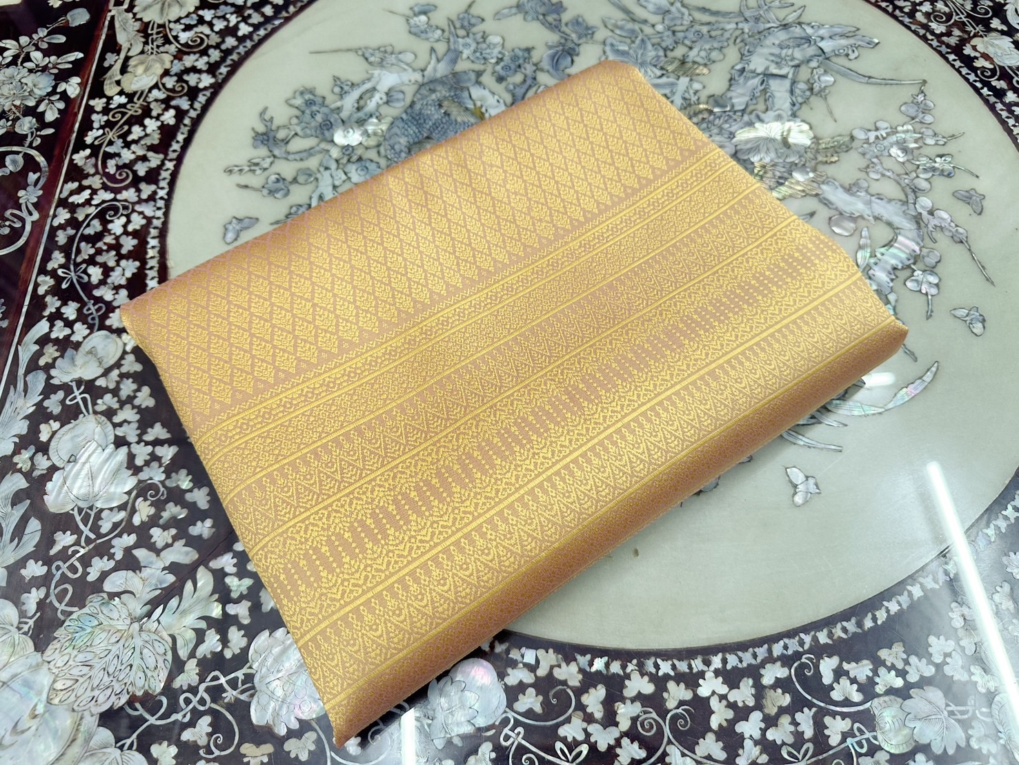 ((ผ้าชุด)ไหมยกสุรินทร์ 32ตะกอ ขนาด 1x4เมตร (ลาย 2เมตร+สีพื้น 2เมตร) สีเหลืองทองเหลือบชมพู รหัส N10-ST-101467