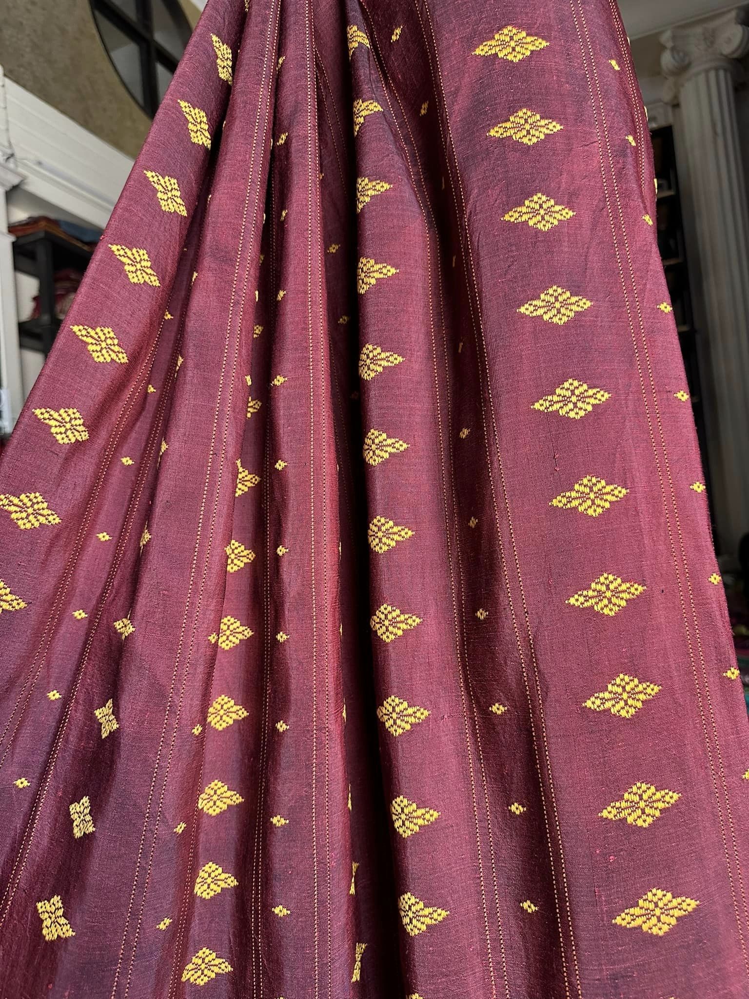 ซิ่น ผ้าซิ่นอัญญานาง ไหมบ้านทอมือ สีธรรมชาติ ขนาด 115x200ซม ลายดอกแก้วจำปาศักดิ์ พื้นสีแดงอมม่วง รหัส N9-SIL0531664