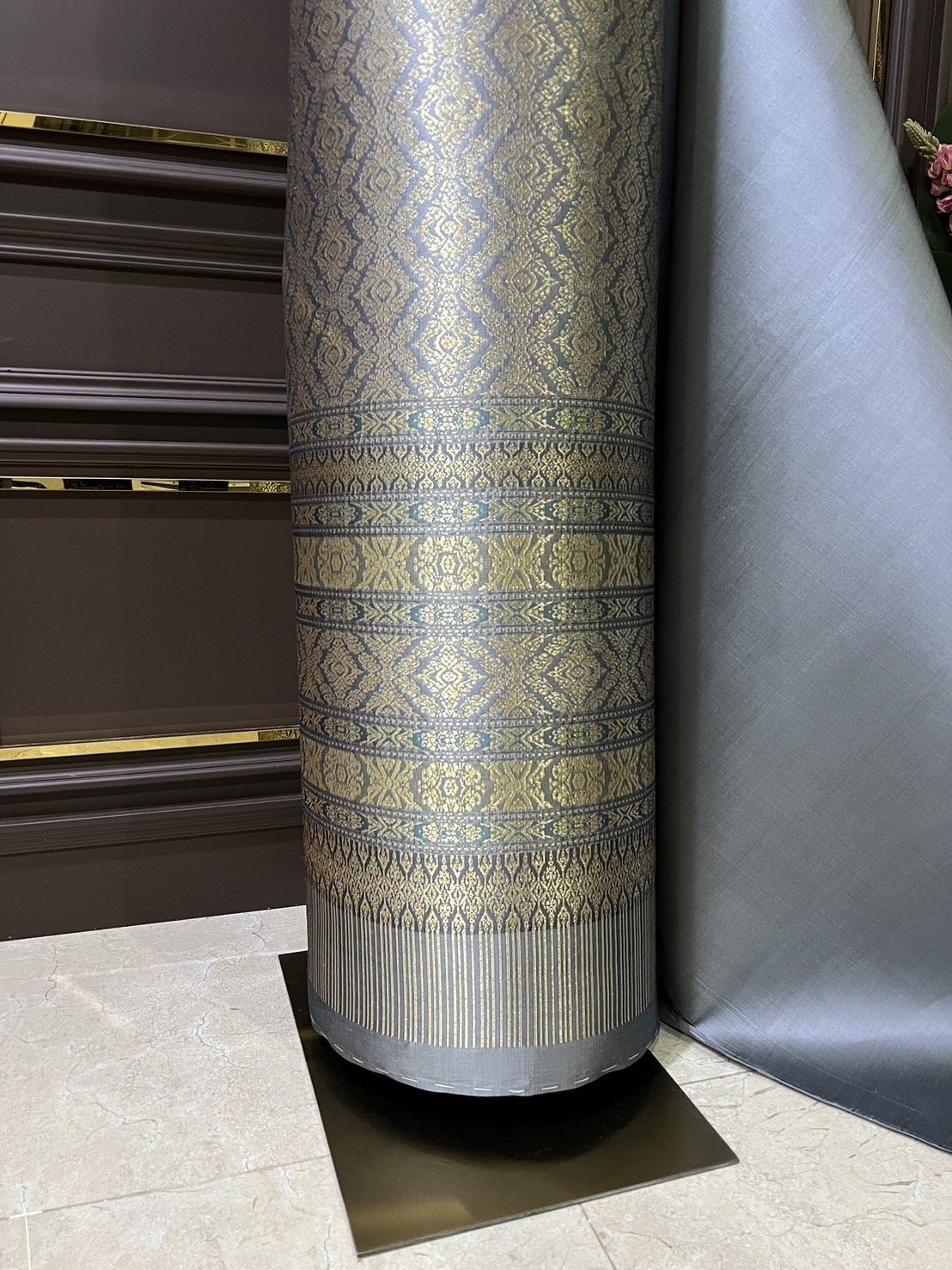 (ผ้าชุด)ผ้าไหมยกดอกลำพูน ยกดอกดิ้นทอง ขนาด 1.01x4.40เมตร ลายอินเดียสมเด็จโบราณ พื้นสีเทาตะกั่ว รหัส N90-29-TR0428