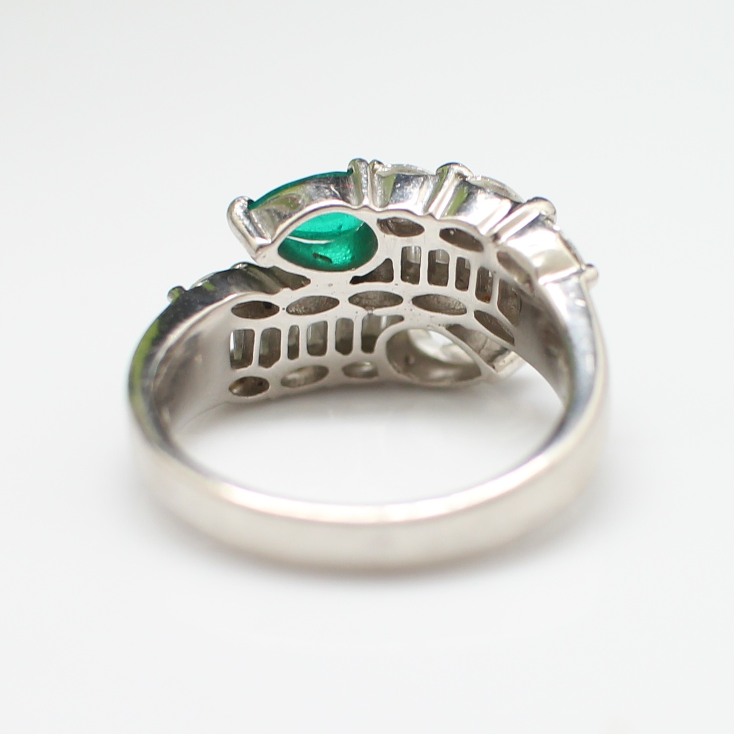 RG250347 แหวนมรกตไขว้เพชร เพชรหยดน้ำ 0.29 กะรตั และเพชรล้อม 1.30 กะรัต มรกต 0.48 กะรัต เรือน PT900 นน.รวม 8.9 กรัม ขนาดแหวน 53