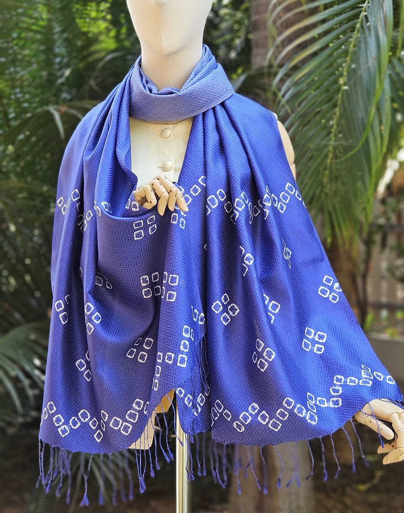 ผ้าคลุมไหล่ไหม ยกดอก มัดย้อม ไล่เฉดสี ขนาด 65x200ซม. สีน้ำเงิน รหัส ZYE-TT-0206671