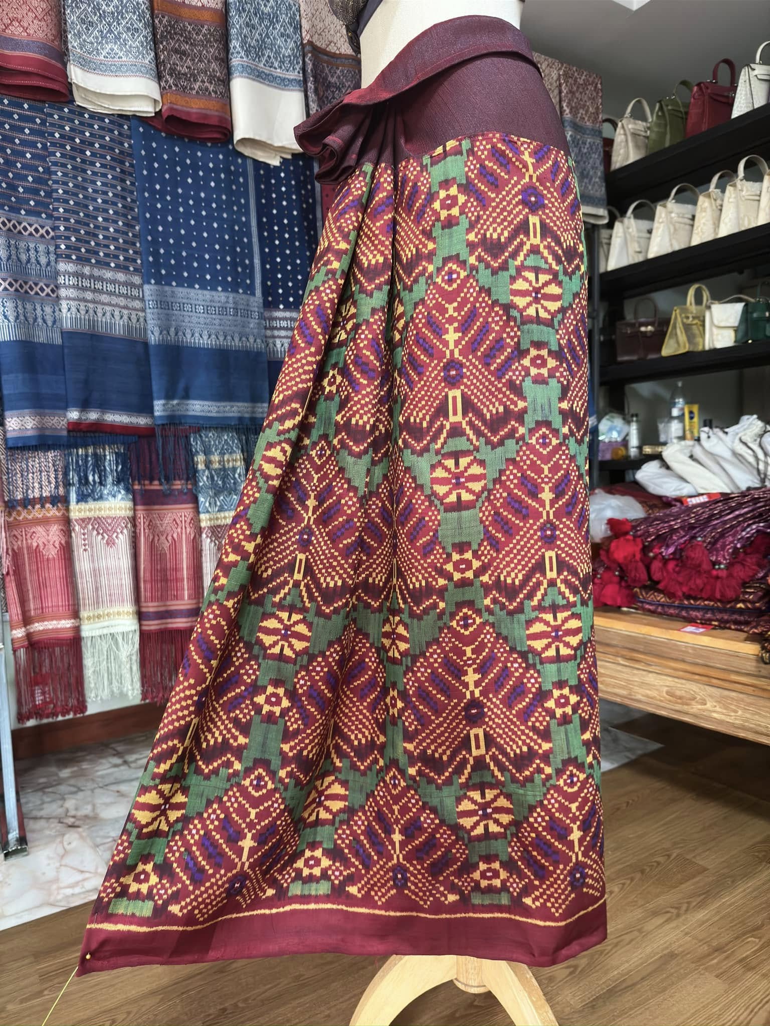 ซิ่น พระตะบอง ผ้าจามทอสามตะกอ ขนาด 110x150ซม พื้นสีน้ำตาลแดง รหัส N9-SIL-AJ1