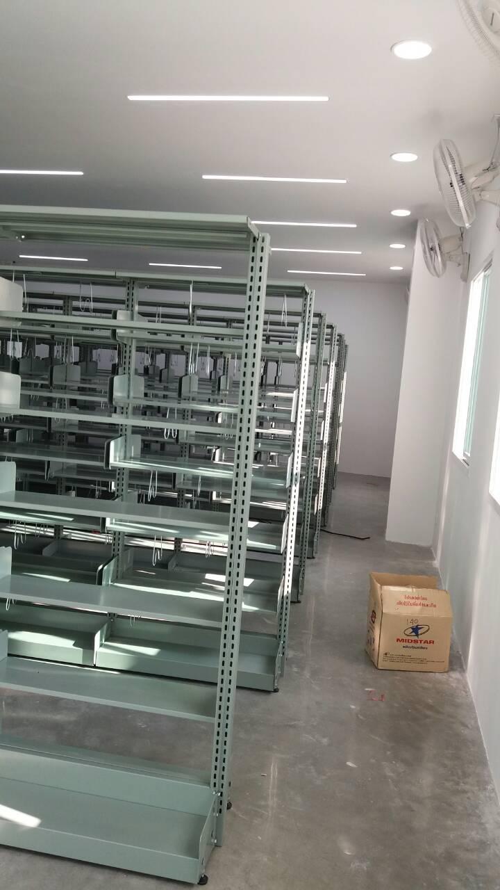 ชั้นวางหนังสือห้องสมุด