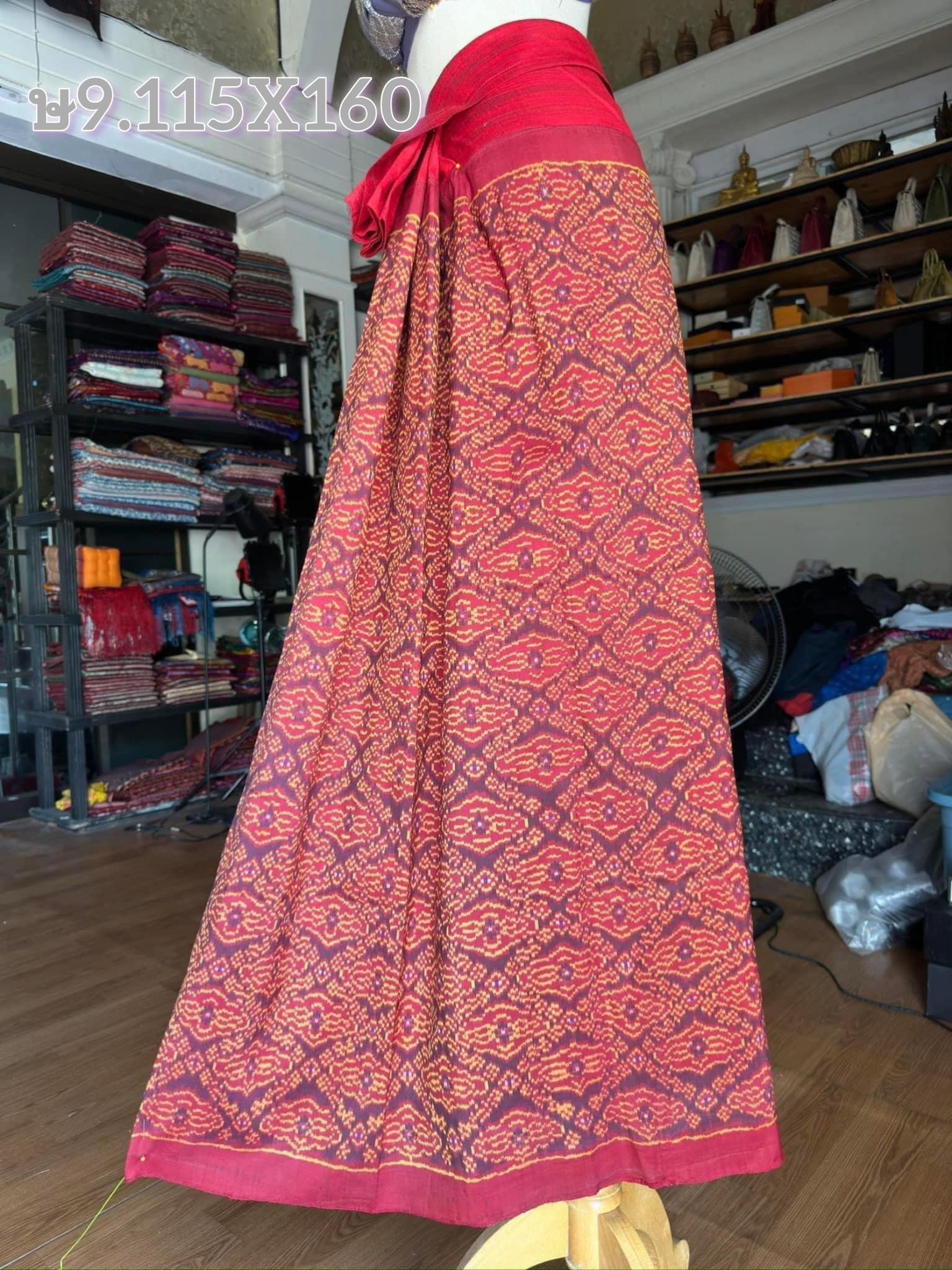 ซิ่น ไหมมัดหมี่รุ่นพิเศษ ซิ่นพระตะบอง งานทอ 3ตะกอ ขนาด 115x160ซม พื้นสีแดง รหัส N9-SIL-07066714559