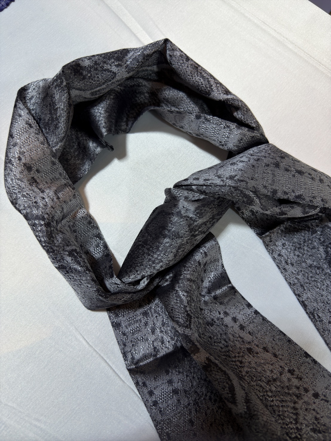 ผ้าพันคอไหม ขนาด 16x156ซม. มีนางหน้าชายครุย ลายโฮลนาคา พื้นสีเทาดำ L4E-76-12046815