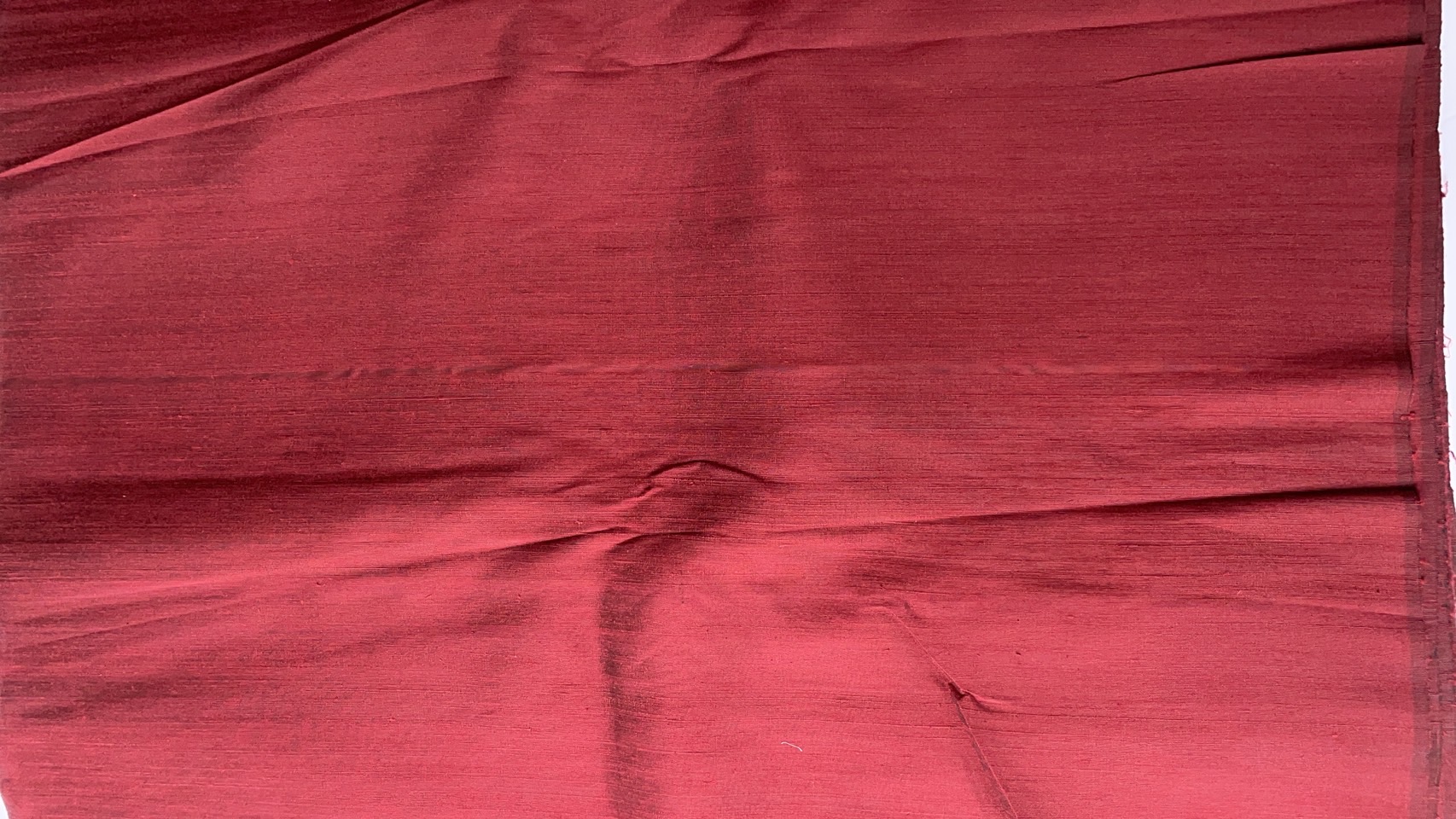 ผ้าไหมสีพื้น ไหมลืบเนื้อหยาบหนา ไหมแท้มีขี้ไหม สีแดงครั่งแก่ (ราคาต่อเมตร) รหัส D-76-P4426