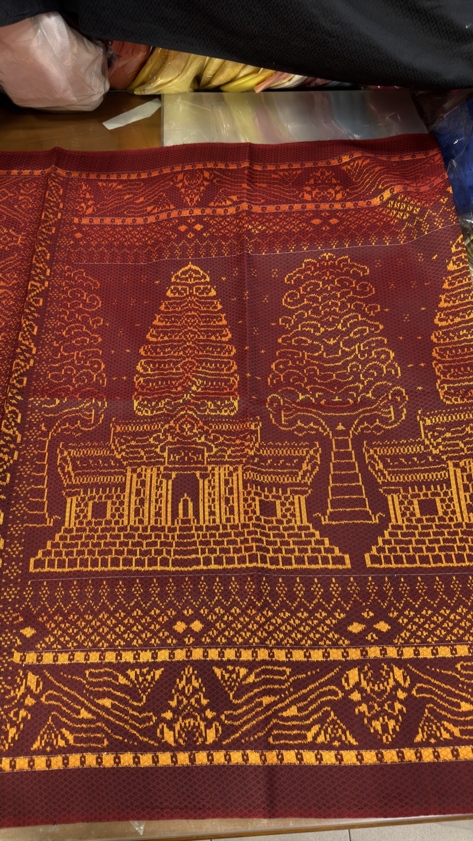 ซิ่น ผ้าไหมมัดหมี่ ไหมแท้ เนื้อยกดอก มีชายครุย ขนาด 1x2มตร ลายปราสาทตาควาย สีแดงเม็ดมะขาม รหัส M2A-AA-111768