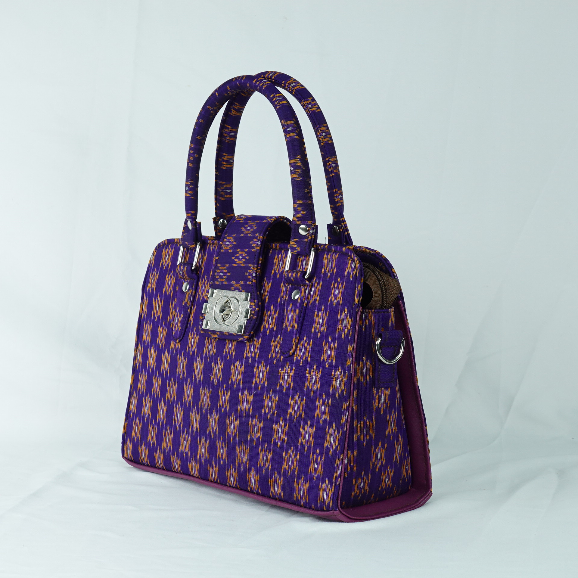 กระเป๋าถือผ้าไหม ทรงสี่เหลี่ยม ขนาด 10.5x28x20ซม. ความสูงหูจับ 34 ซม. ลายเต่าน้อย สีม่วง รหัส GLA-TT-06036811