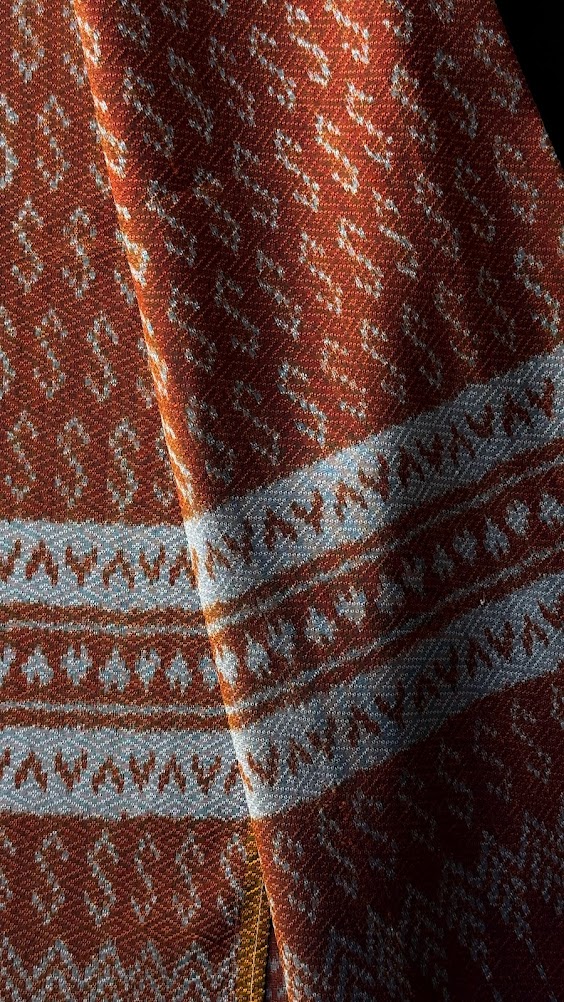 ซิ่น ผ้าไหมมัดหมี่ ทอยกดอก 6ตะกอ ขนาด 1x2 เมตร ลายขอพระราชทาน สีส้มทอง รหัส PCS-NY-1122687