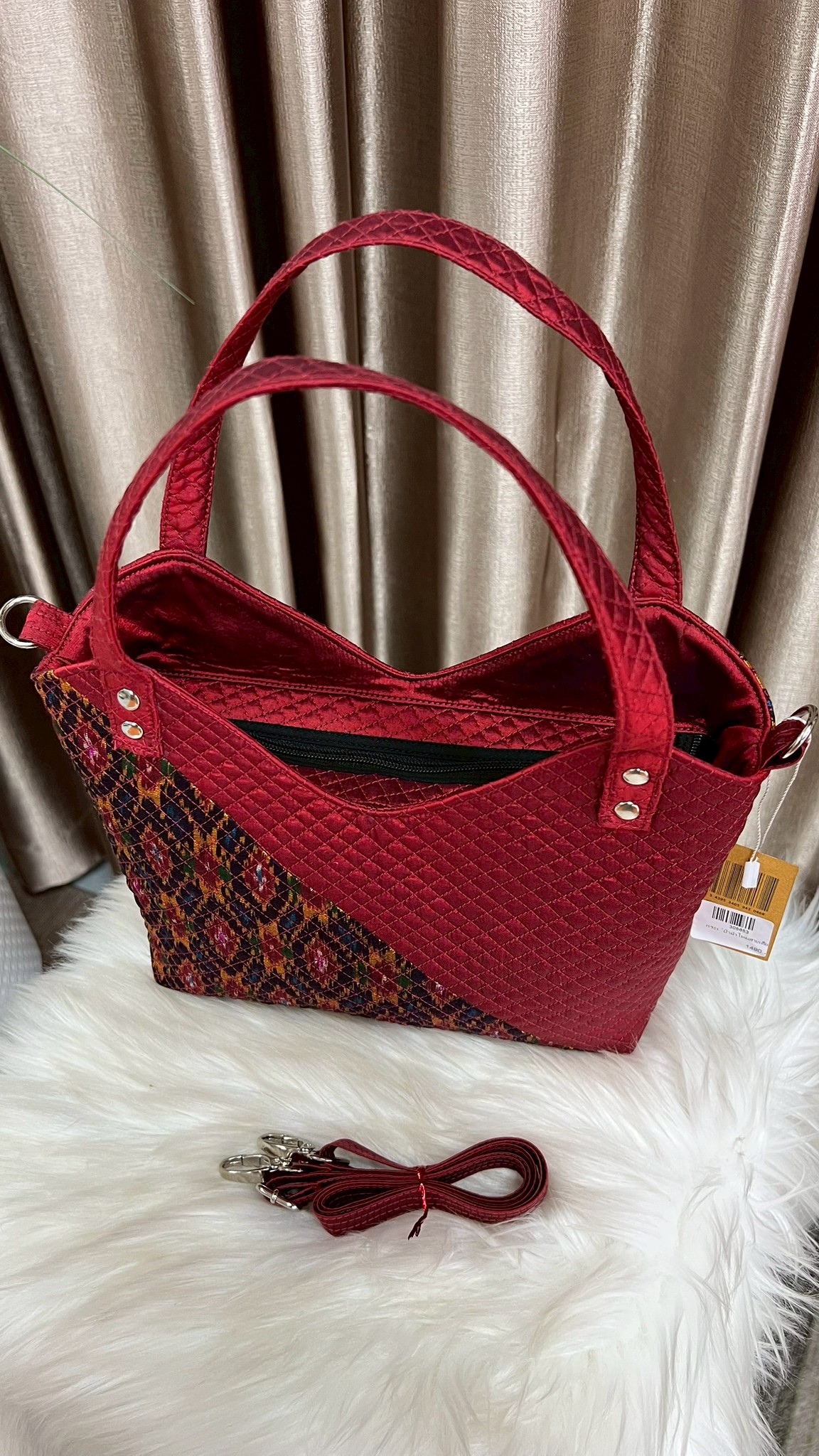 กระเป๋าถือผ้าไหม ทรงสายเดี่ยว ขนาด 4x11x8นิ้ว สีแดง รหัส GLA-PK-0408681352