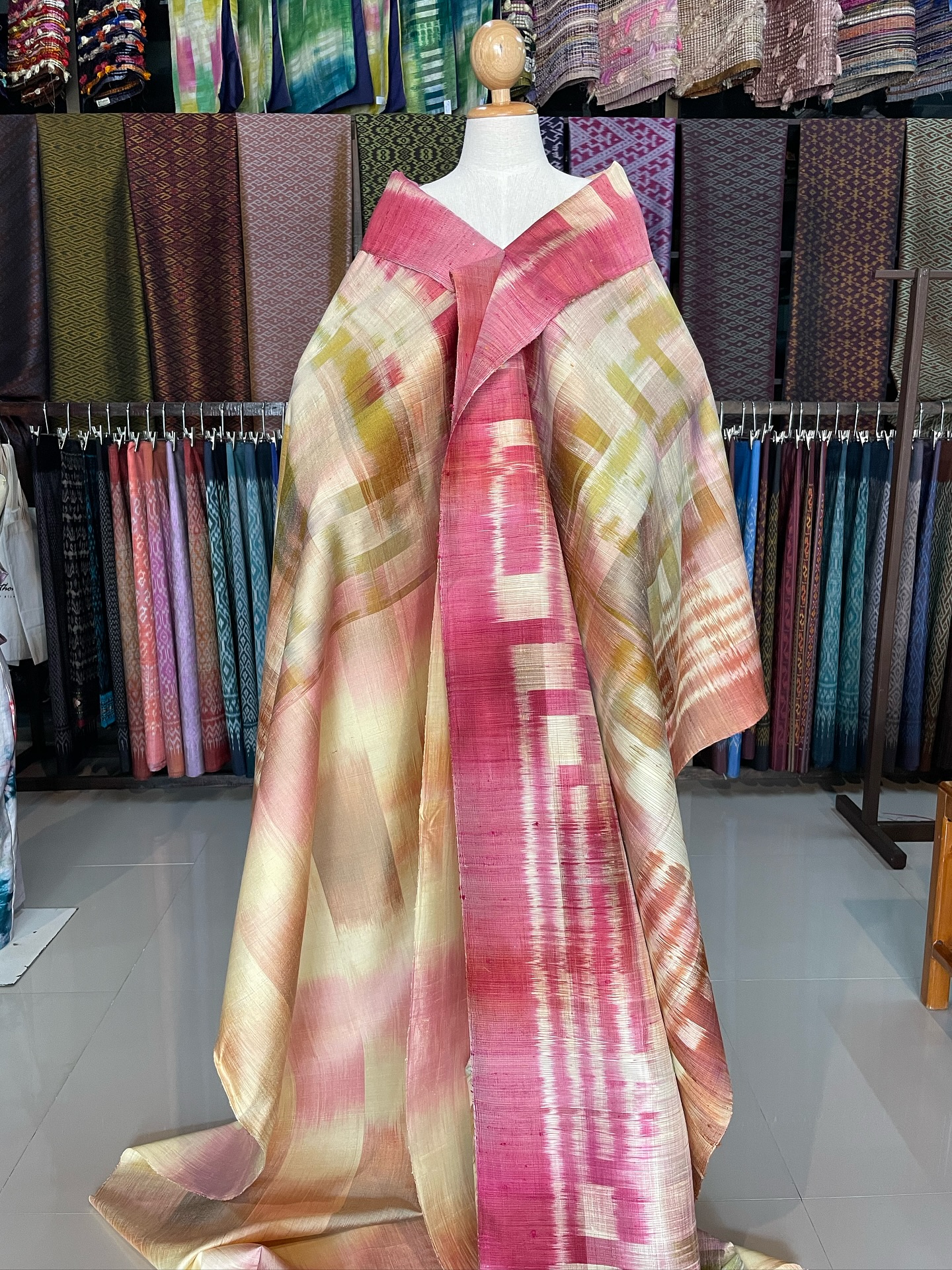 ผ้าไหมลายพิเศษ มัดหมี่เนื้อหนา ไหมแท้ สีชมพู เลือกตามขนาด รหัส MMFZ-116-72468
