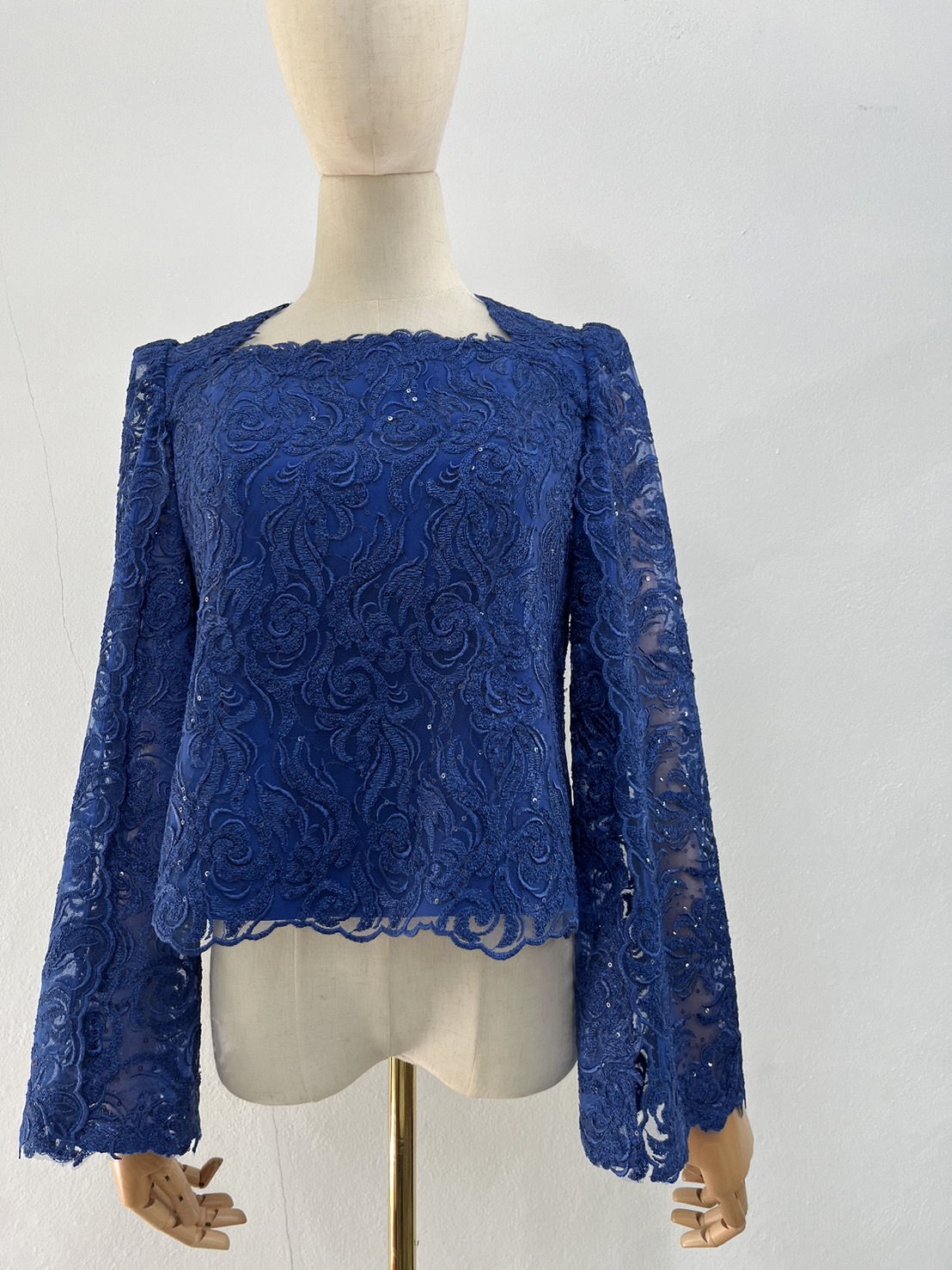 แบบตัด เสื้อผ้าไหมลายลูกไม้ (ไม่รวมผ้า) ตามแบบ chobmai x ARW รหัส CUT-ARW-1110567