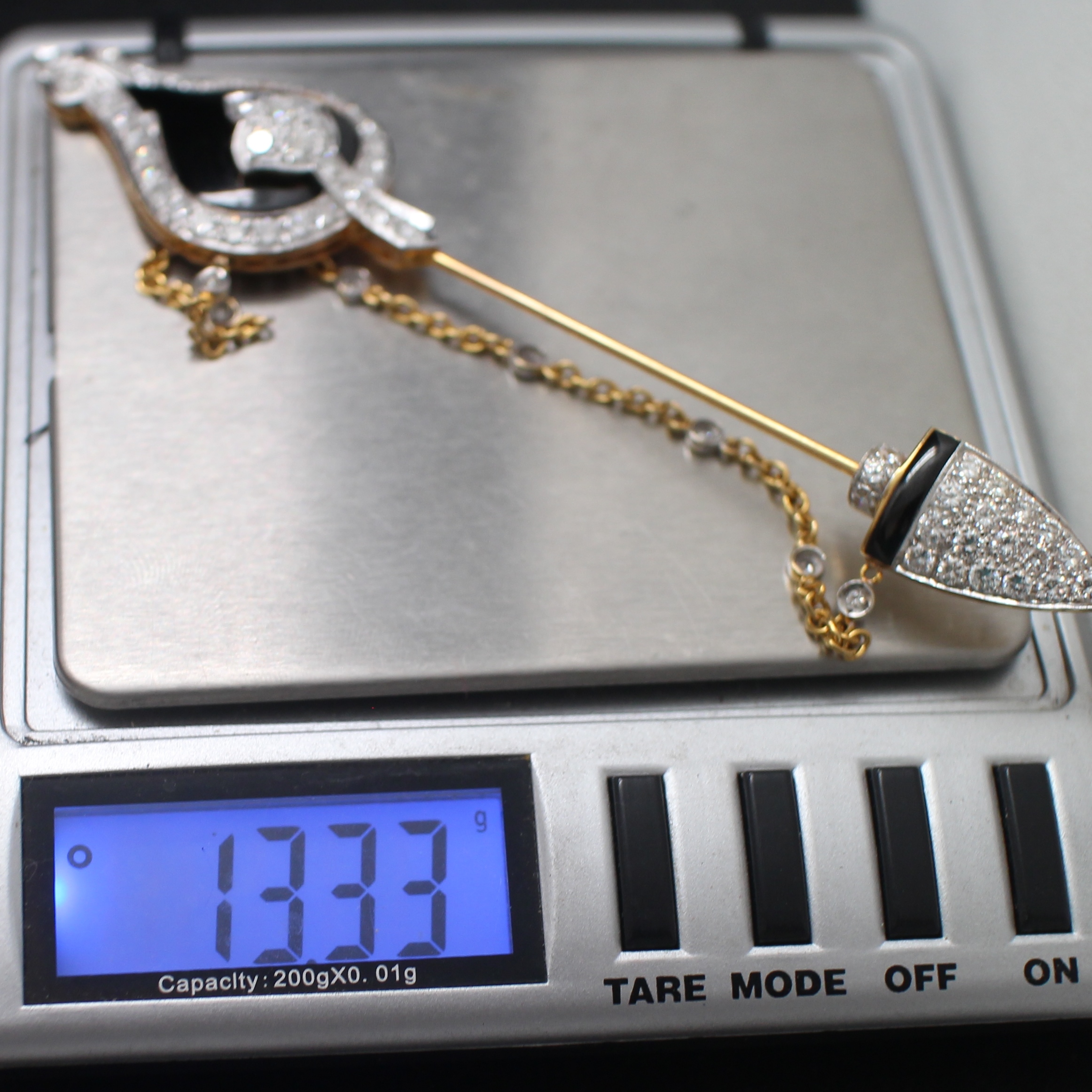 CL25001 เข็มกลัดนิลประดับเพชร เพชรแท้ 11 เม็ด 0.18 กะรัต , 17 เม็ด 0.07 กะรัต และ 37 เม็ด 1.85 กะรัต เพชรรวม 2.73 กะรัต ทองแท้ 18k นน.รวม 13.33 กรัม