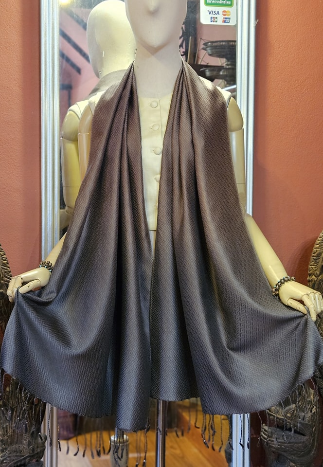 ผ้าคลุมไหล่ไหม ยกดอก มัดย้อม ไล่เฉดสี ขนาด 65x200ซม. พื้นสีน้ำตาลอ่อน-น้ำตาลเข้ม รหัส ZYE-TT-0105671053