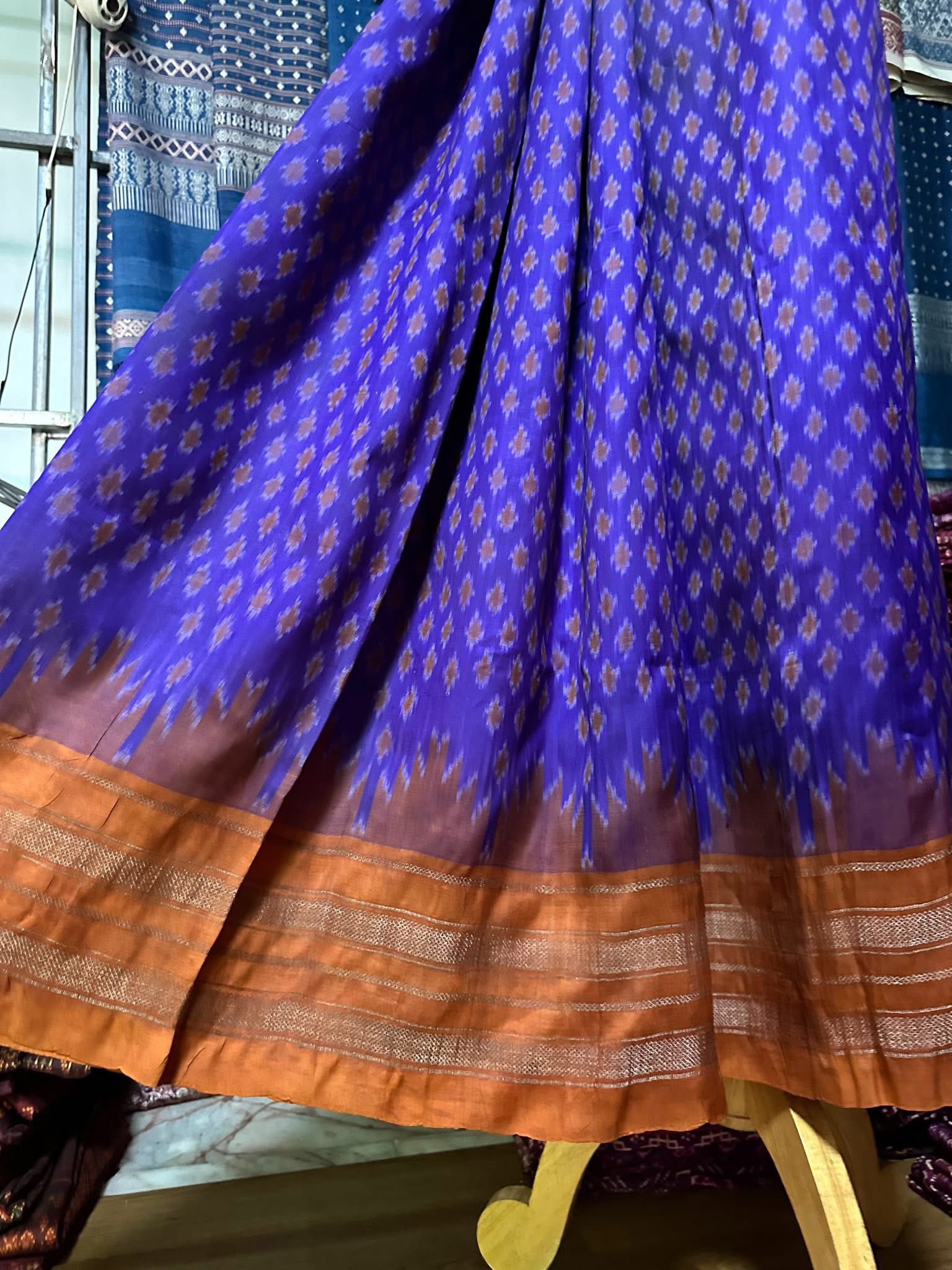 ซิ่น ไหมมัดหมี่ ผ้าปาโตล่า ขนาด 118x220ซม. พื้นสีน้ำเงินเชิงทอง รหัส N9-SIL-051768A13