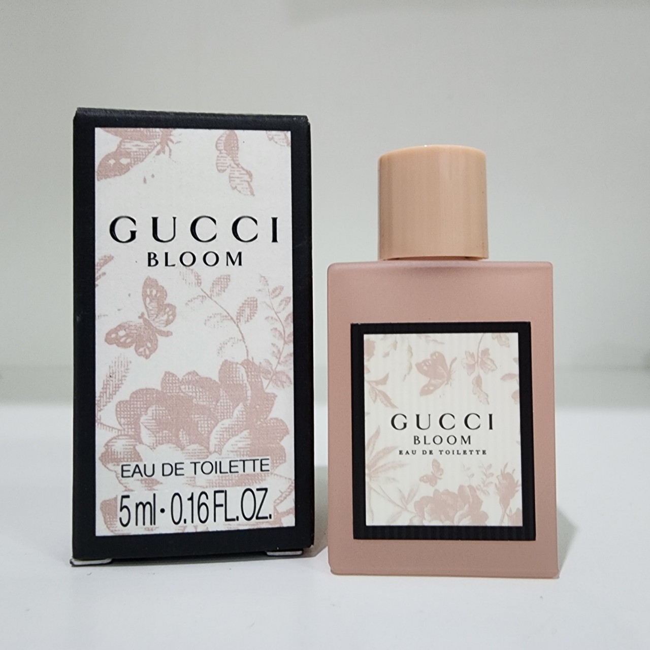น้ำหอมจิ๋วมินิ Gucci Bloom Eau de Toilette 5ml กล่องป้ายไทย แบบแต้มมีกล่อง ( Mini Perfume น้ำหอมขนาดพกพา) น้ำหอมจิ๋วมินิ ขวดน่ารัก ตั้งโชว์ก็สวย พกพาก็สะดวก หัวแต้มตามจุดชีพจร