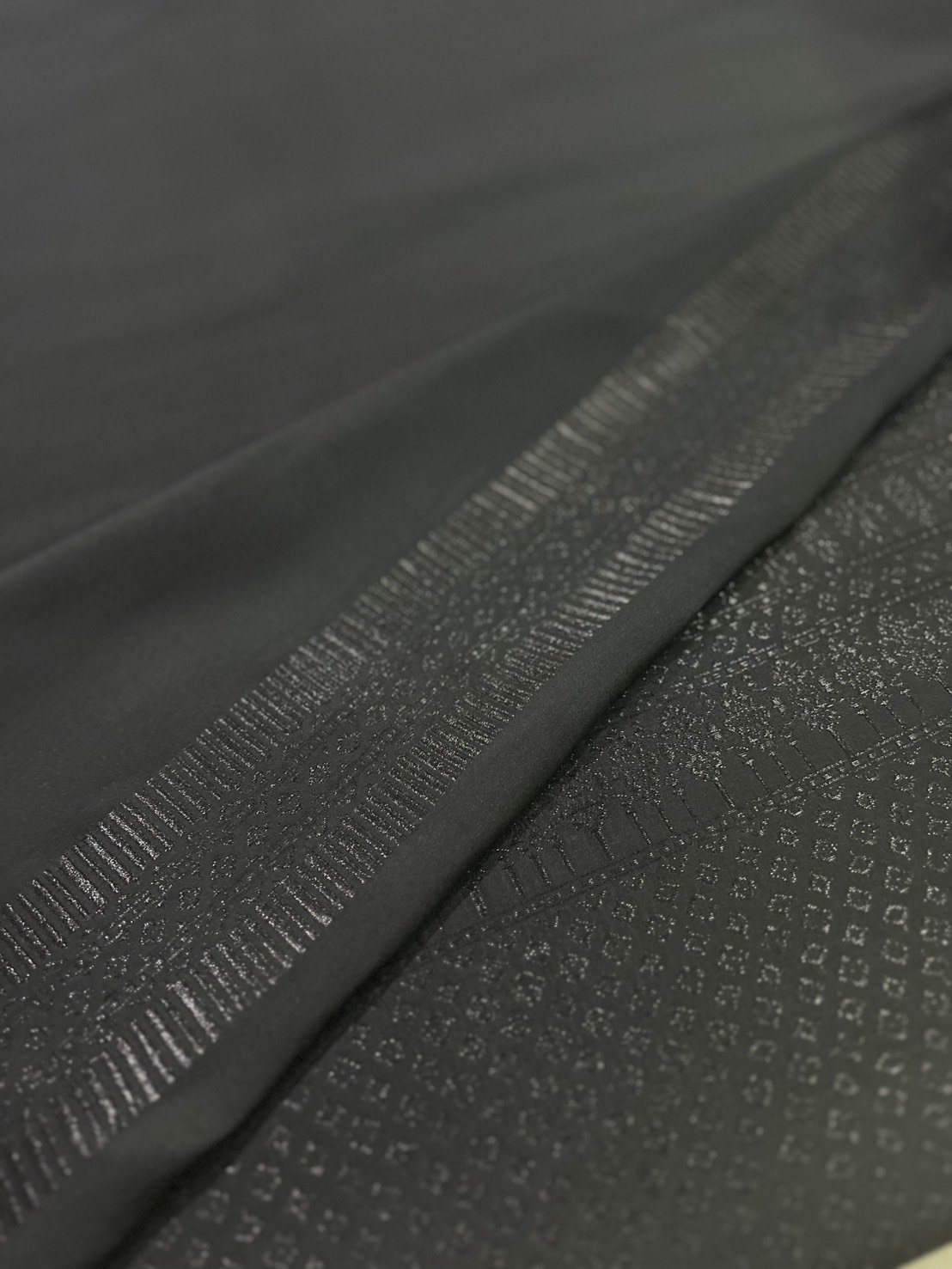 (ผ้าชุด)ผ้าไหมยกดอกลำพูน ยกดอกดิ้นดำ ขนาด 1.01x4.30เมตร ลายดอกลำดวน พื้นสีดำ รหัส N90-29-R0033