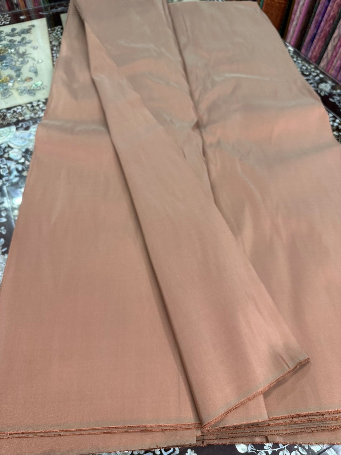 ผ้าไหมสีพื้น เนื้อเรียบหนา ไหมแท้ 6เส้น หน้ากว้าง 49 นิ้ว สีน้ำตาล (ราคาต่อหลา) รหัส C-ST-1202671