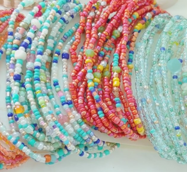 ลูกปัด Glass Beads 2-4มิลลิเมตร เม็ดทราย ลูกปัดแก้วมุก ใส ด้าน DIY สร้อยคอ สร้อยข้อมือ เครื่องประดับ ประมาณ กล่องละ +- 2000ชิ้น โทนสีฟ้า 6เฉด
