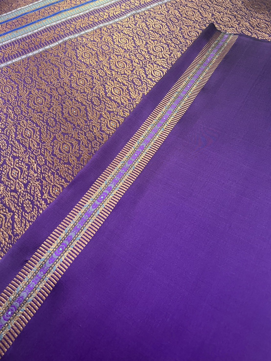 (ผ้าชุด)ผ้าไหมยกดอกลำพูน ยกดอกดิ้นสีนาค ขนาด 1.03x4.30เมตร ลายอินเดีย พื้นสีม่วงพระเทพ รหัส N90-29-R0027